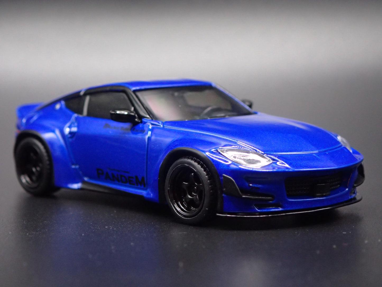 2023-2025 NISSAN Z PANDEM BLUE 1:64 SCALE COLLECTIBLE DIORAMA DIECAST MODEL CAR