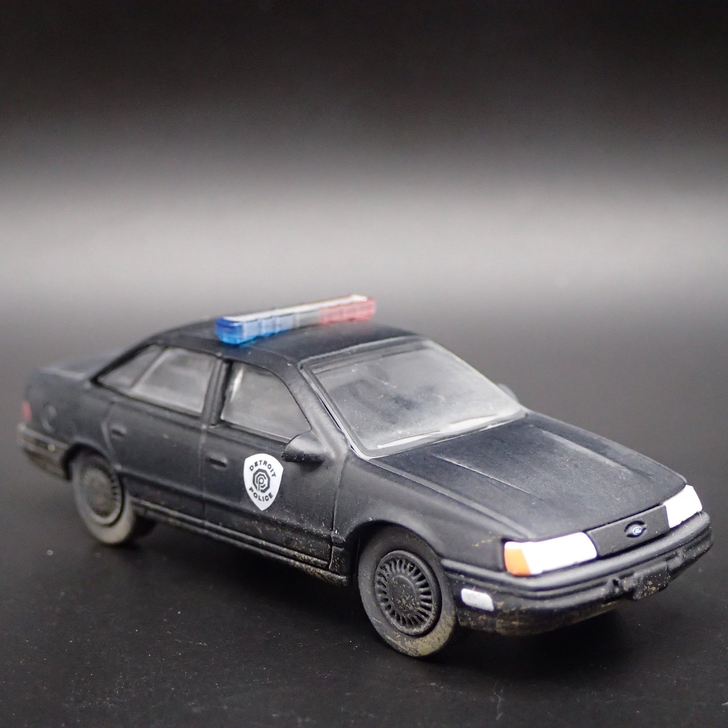 1986 86 FORD TAURUS LX DETROIT POLICE CAR 1:64 SCALE DIORAMA DIECAST MODEL CAR