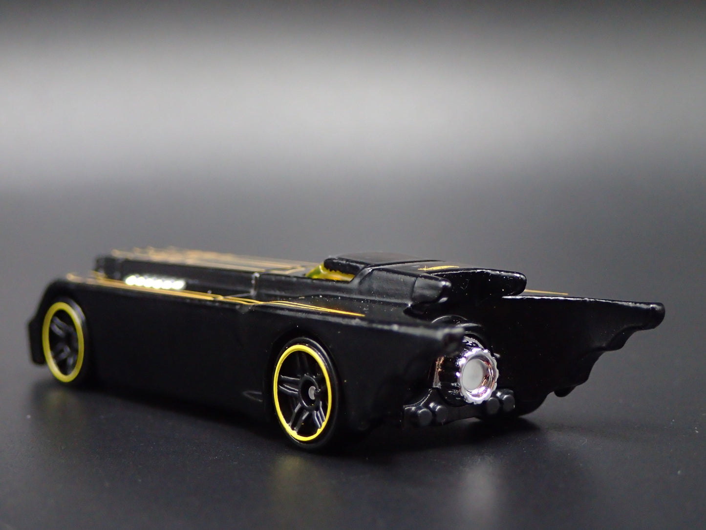 BATMAN THE ANIMATED SERIES BATMOBILE BLACK 1:64 SCALE DIORAMA DIECAST MODEL CAR