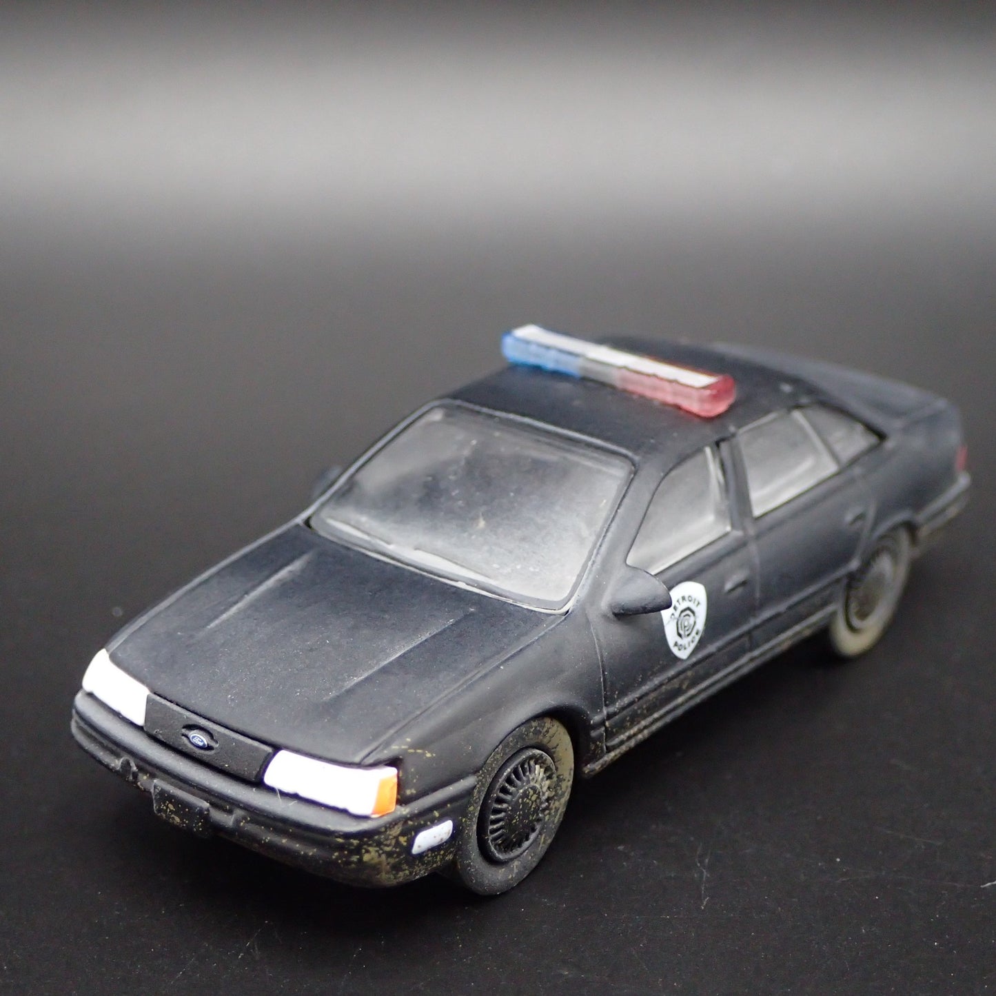 1986 86 FORD TAURUS LX DETROIT POLICE CAR 1:64 SCALE DIORAMA DIECAST MODEL CAR