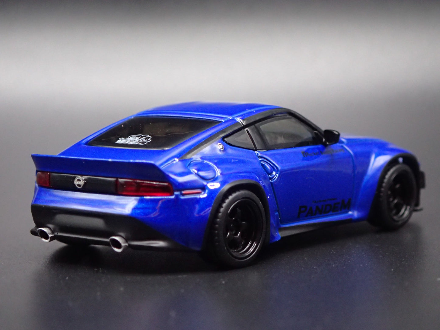 2023-2025 NISSAN Z PANDEM BLUE 1:64 SCALE COLLECTIBLE DIORAMA DIECAST MODEL CAR