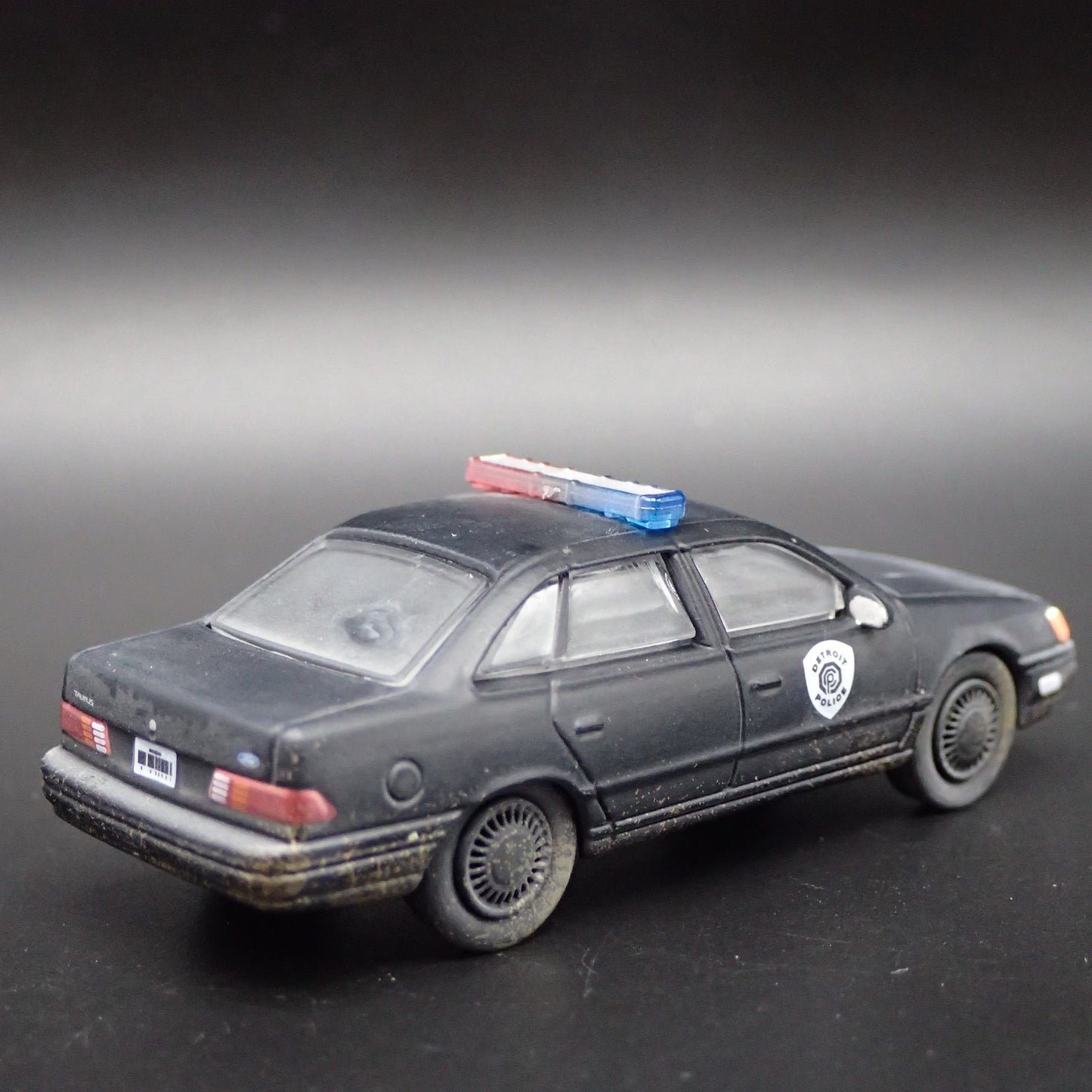 1986 86 FORD TAURUS LX DETROIT POLICE CAR 1:64 SCALE DIORAMA DIECAST MODEL CAR