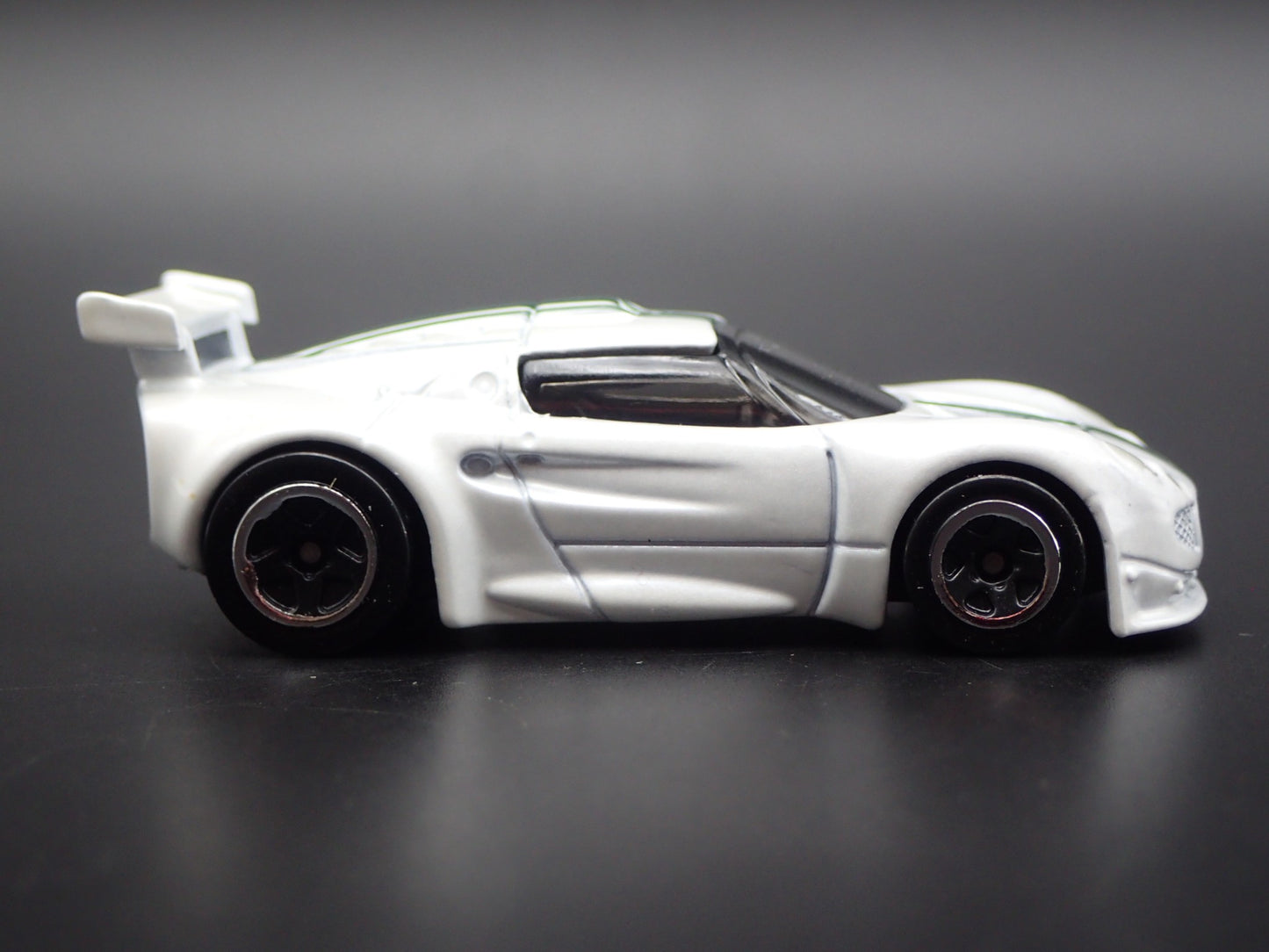 LOTUS SPORT ELISE WHITE 1/64 SCALE COLLECTIBLE DIORAMA DIECAST MODEL CAR