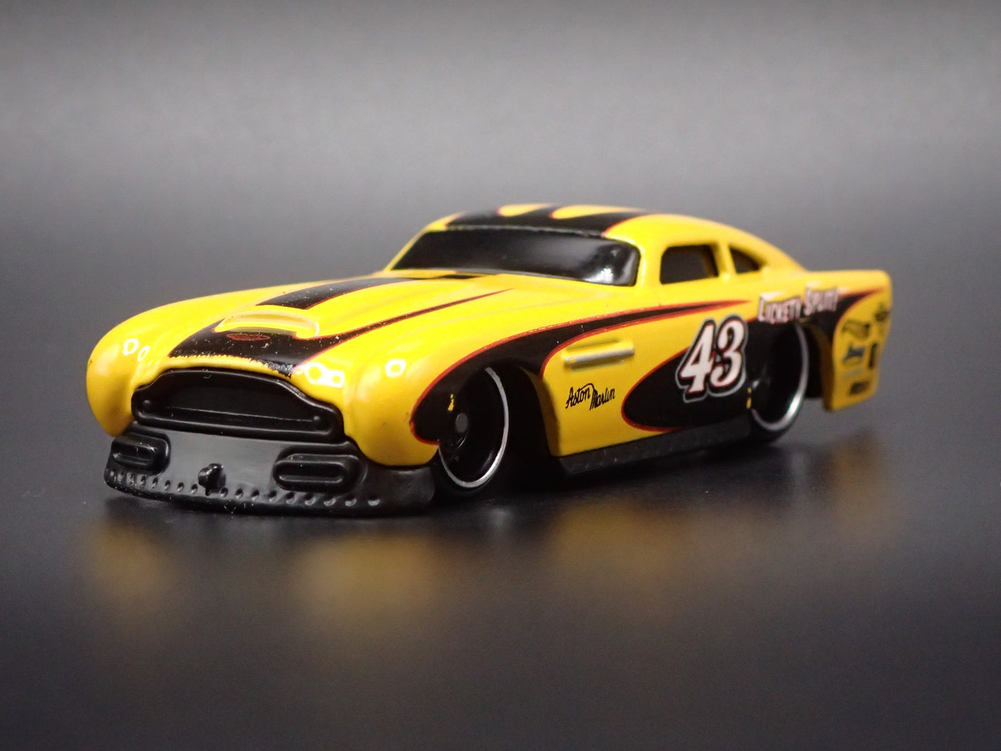 1958-1963 ASTON MARTIN DB4GT 1/64 SCALE COLLECTIBLE DIORAMA DIECAST MODEL CAR
