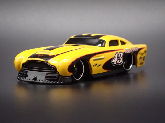 1958-1963 ASTON MARTIN DB4GT 1/64 SCALE COLLECTIBLE DIORAMA DIECAST MODEL CAR