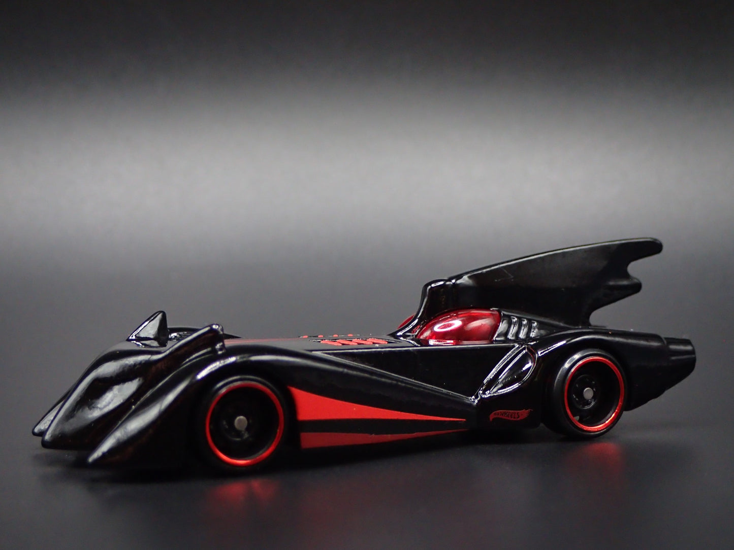 BATMAN THE BRAVE AND THE BOLD BATMOBILE 1:64 SCALE DIORAMA DIECAST MODEL CAR