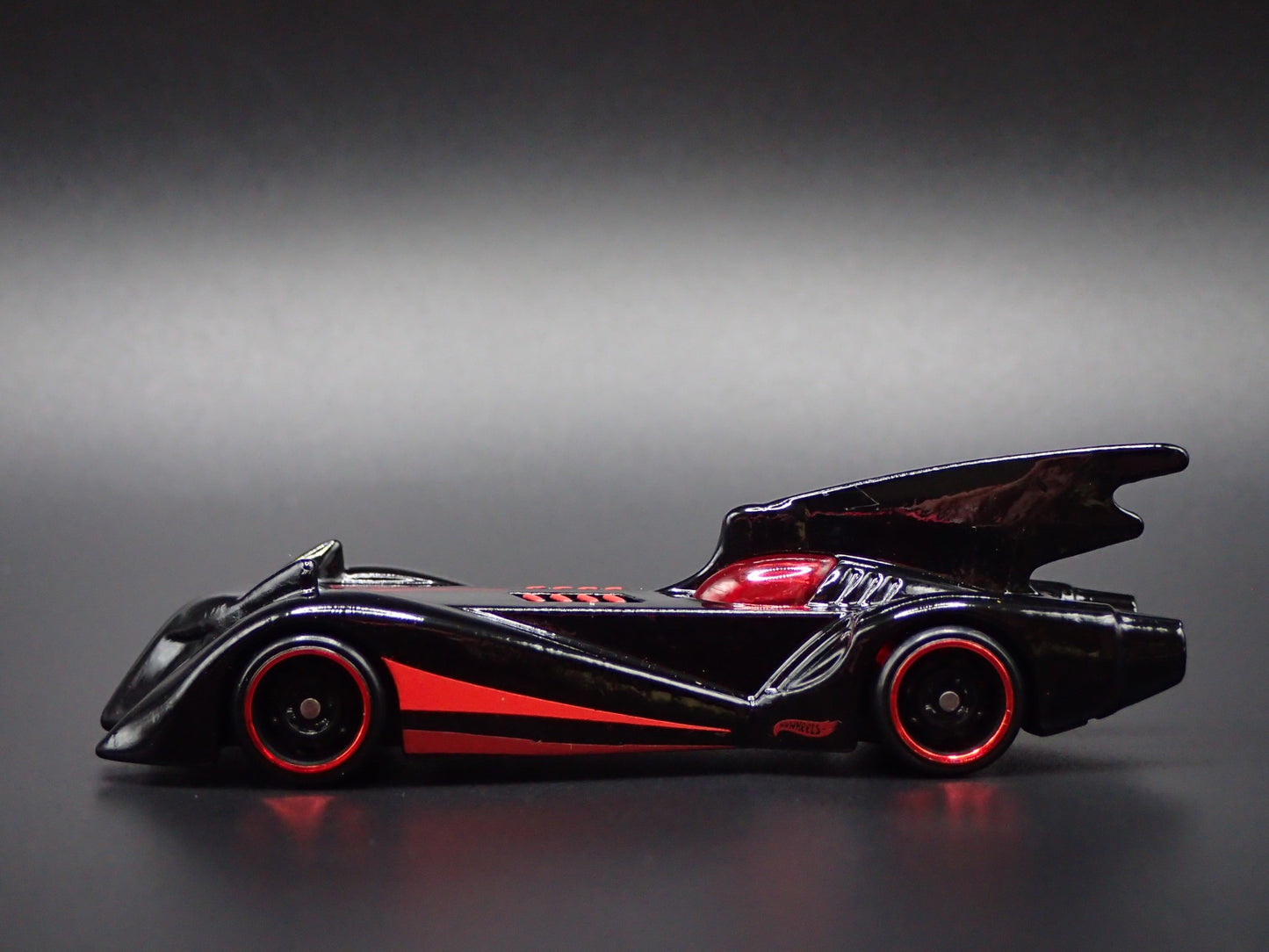 BATMAN THE BRAVE AND THE BOLD BATMOBILE 1:64 SCALE DIORAMA DIECAST MODEL CAR