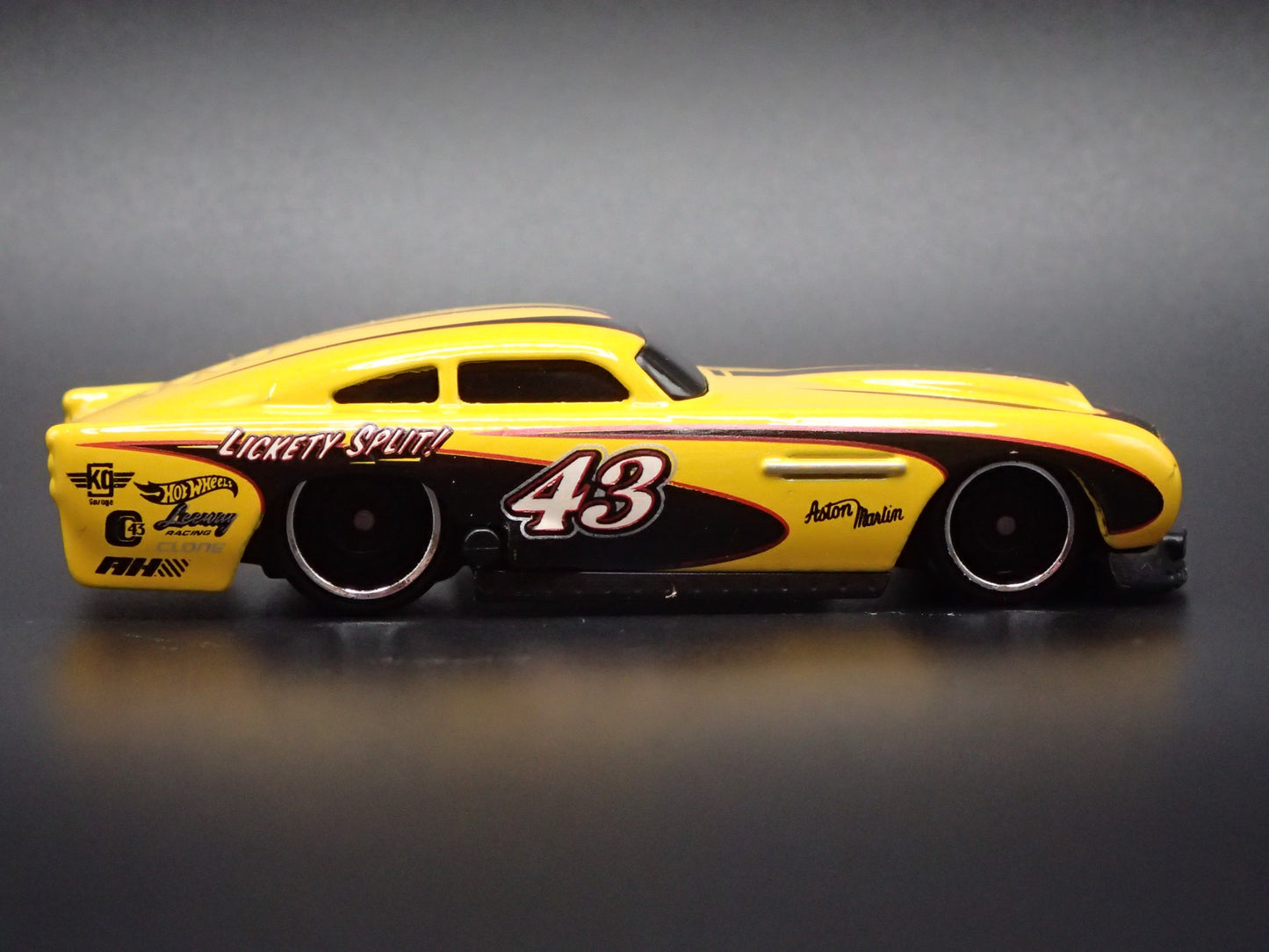 1958-1963 ASTON MARTIN DB4GT 1/64 SCALE COLLECTIBLE DIORAMA DIECAST MODEL CAR