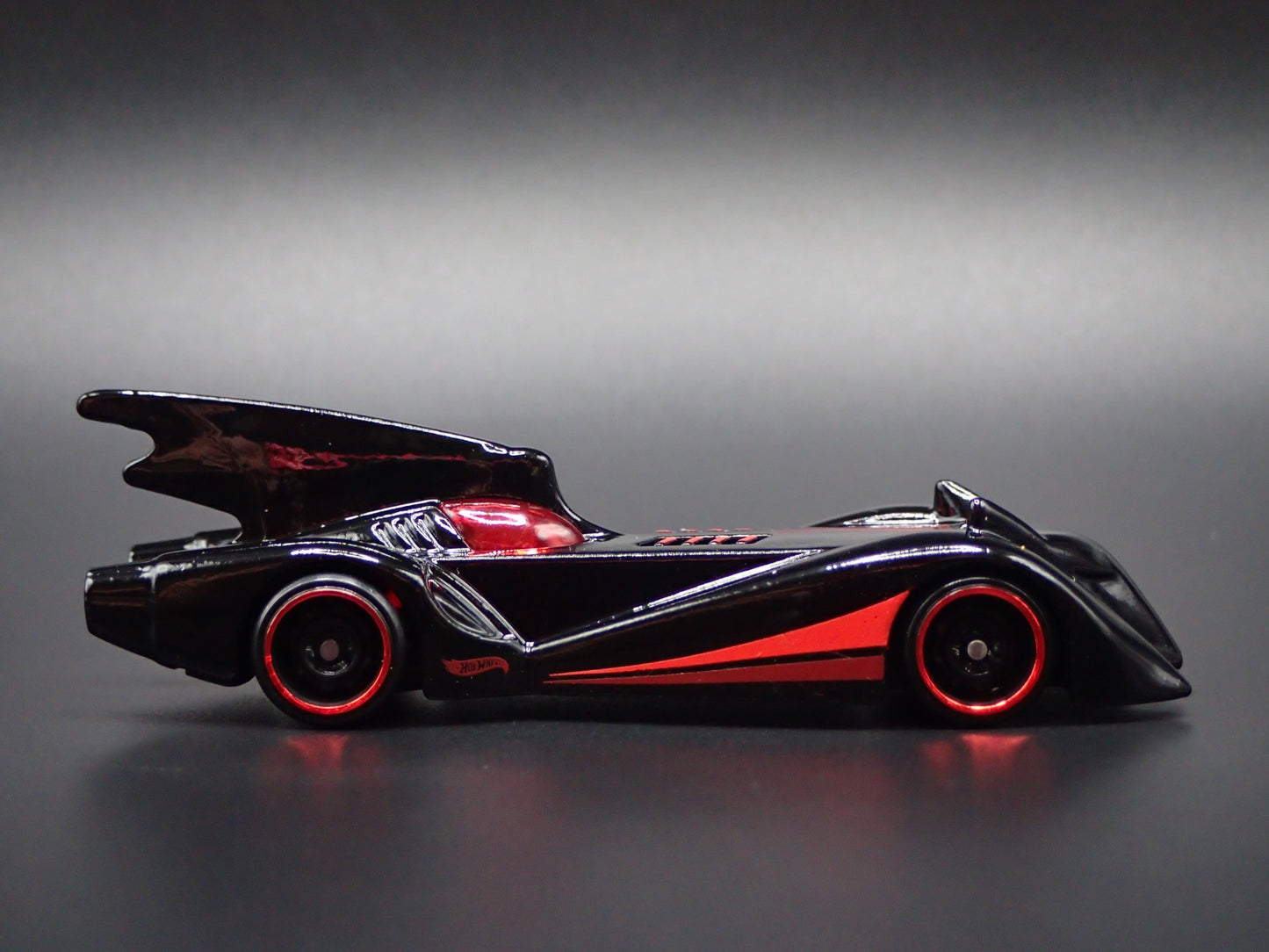 BATMAN THE BRAVE AND THE BOLD BATMOBILE 1:64 SCALE DIORAMA DIECAST MODEL CAR