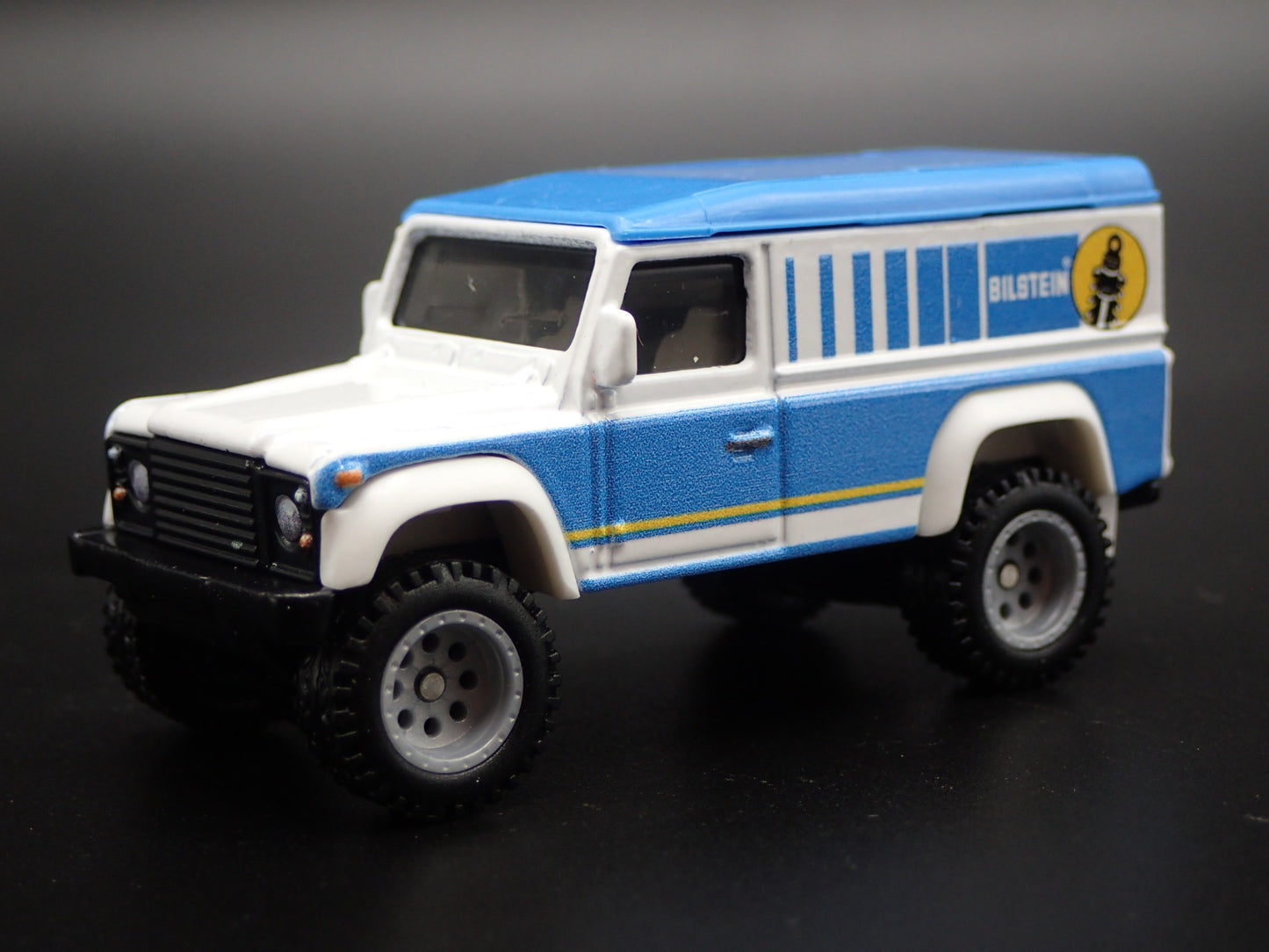 LAND ROVER DEFENDER 110 HARD TOP BILSTEIN 1/64 SCALE DIORAMA DIECAST MODEL CAR