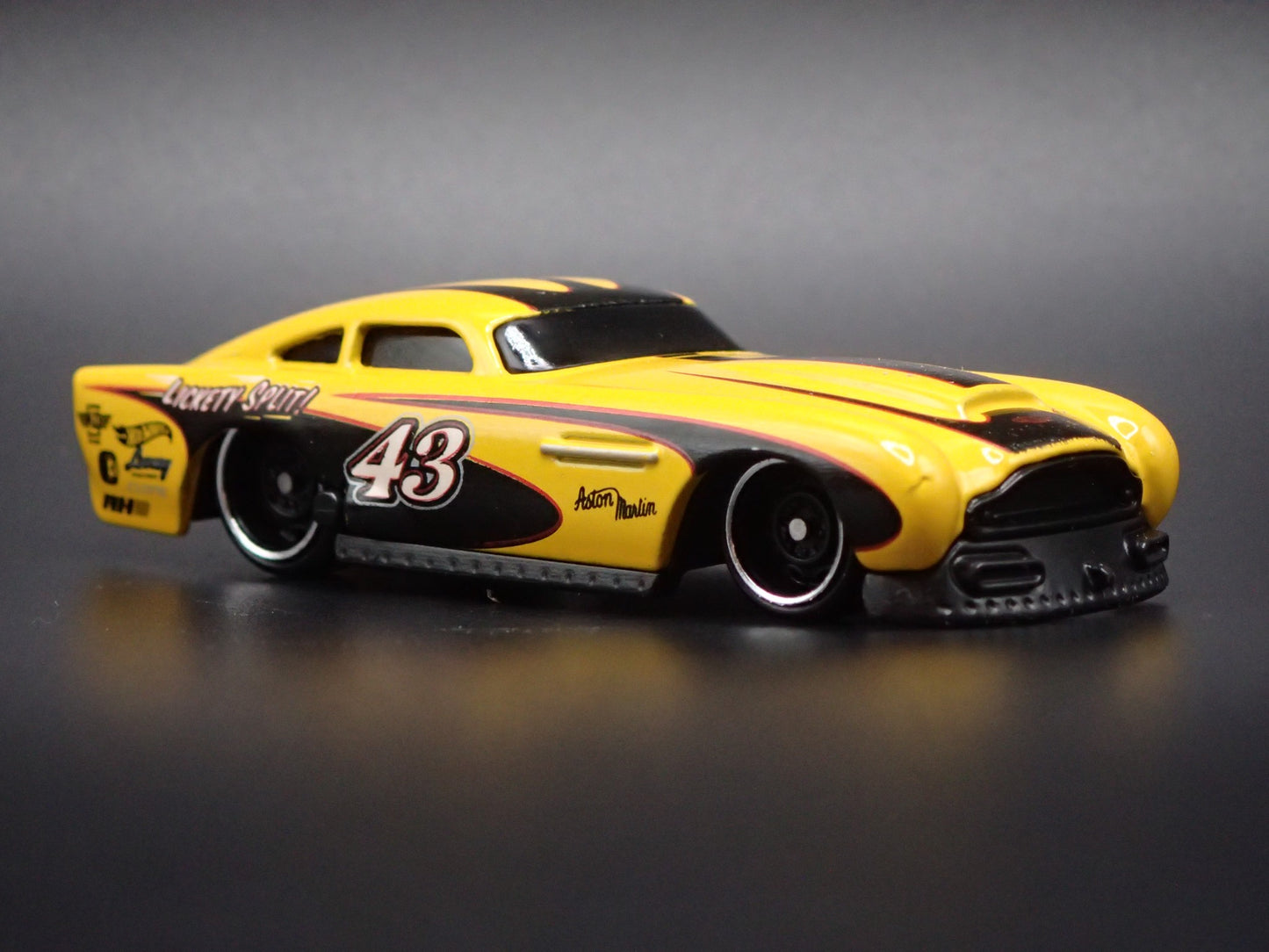 1958-1963 ASTON MARTIN DB4GT 1/64 SCALE COLLECTIBLE DIORAMA DIECAST MODEL CAR