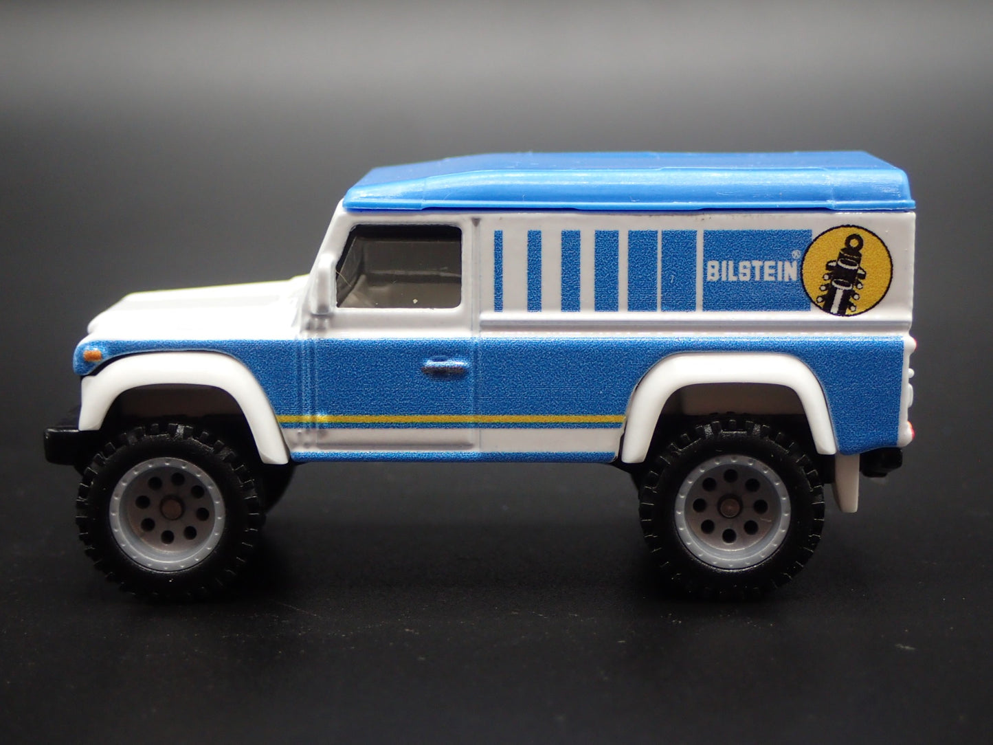 LAND ROVER DEFENDER 110 HARD TOP BILSTEIN 1/64 SCALE DIORAMA DIECAST MODEL CAR