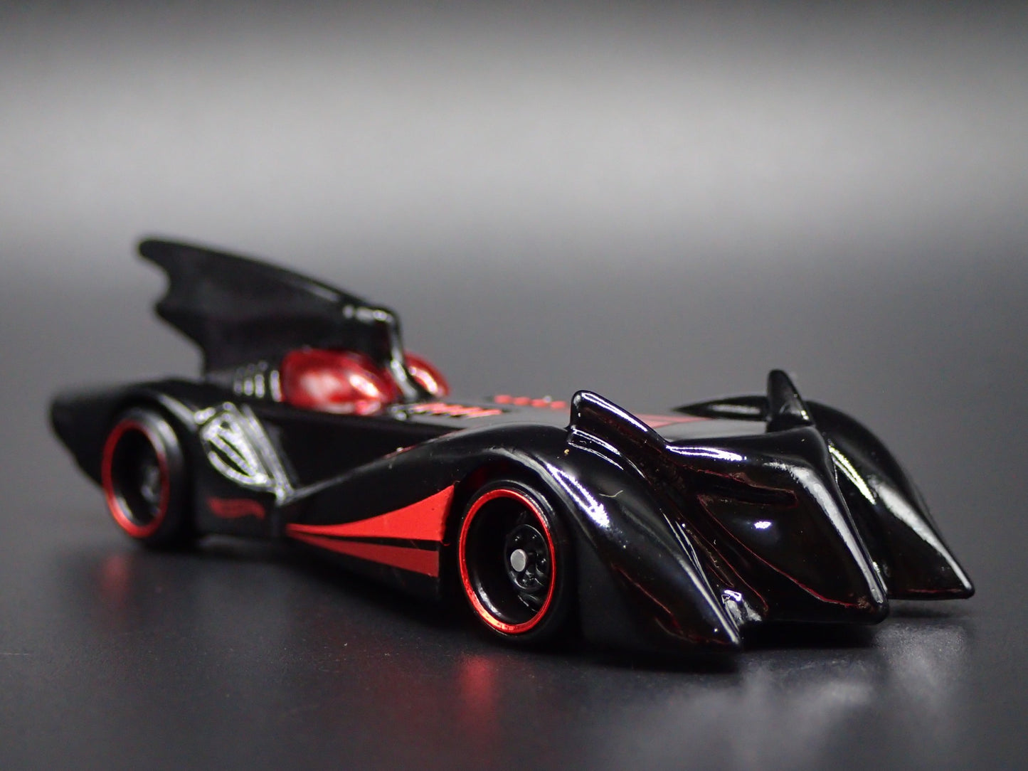 BATMAN THE BRAVE AND THE BOLD BATMOBILE 1:64 SCALE DIORAMA DIECAST MODEL CAR