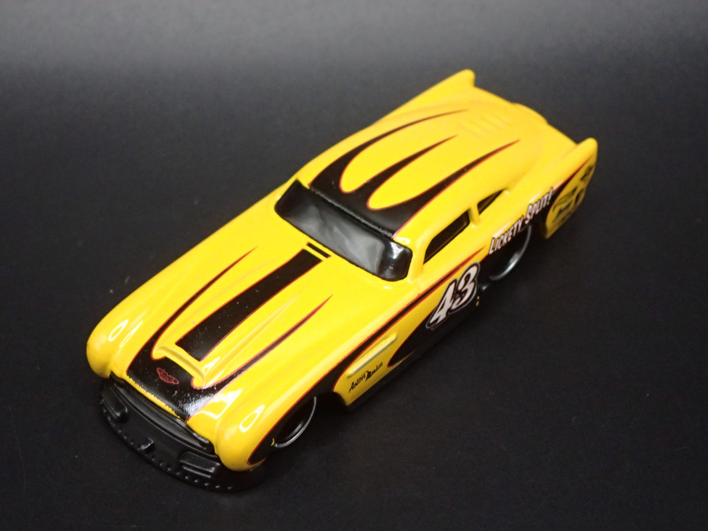 1958-1963 ASTON MARTIN DB4GT 1/64 SCALE COLLECTIBLE DIORAMA DIECAST MODEL CAR