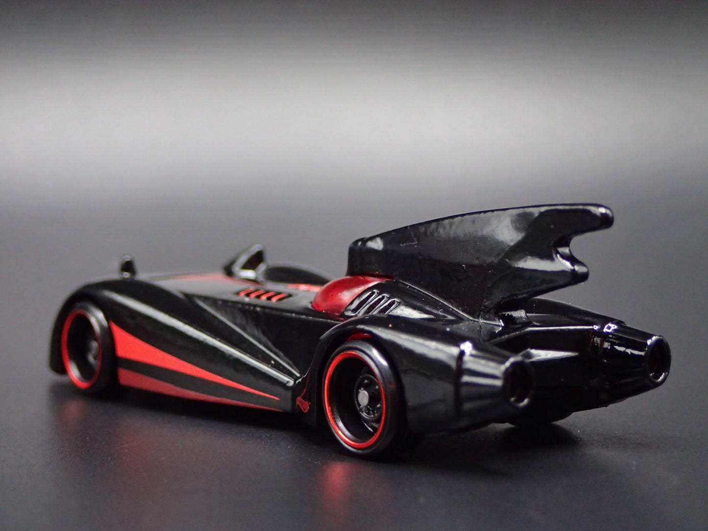 BATMAN THE BRAVE AND THE BOLD BATMOBILE 1:64 SCALE DIORAMA DIECAST MODEL CAR