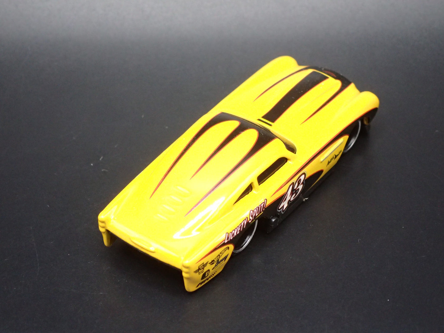 1958-1963 ASTON MARTIN DB4GT 1/64 SCALE COLLECTIBLE DIORAMA DIECAST MODEL CAR