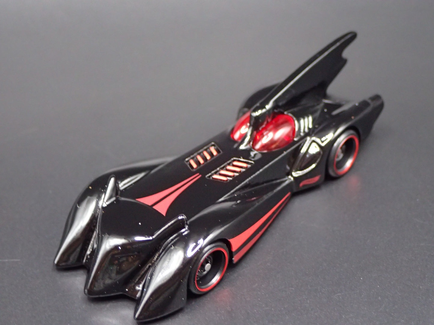 BATMAN THE BRAVE AND THE BOLD BATMOBILE 1:64 SCALE DIORAMA DIECAST MODEL CAR