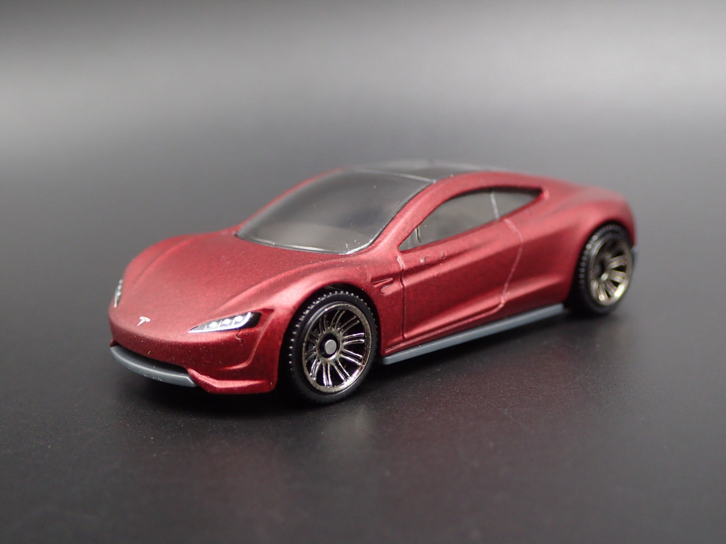 TESLA ROADSTER CONCEPT RED 1:64 SCALE COLLECTIBLE DIORAMA DIECAST MODEL CAR