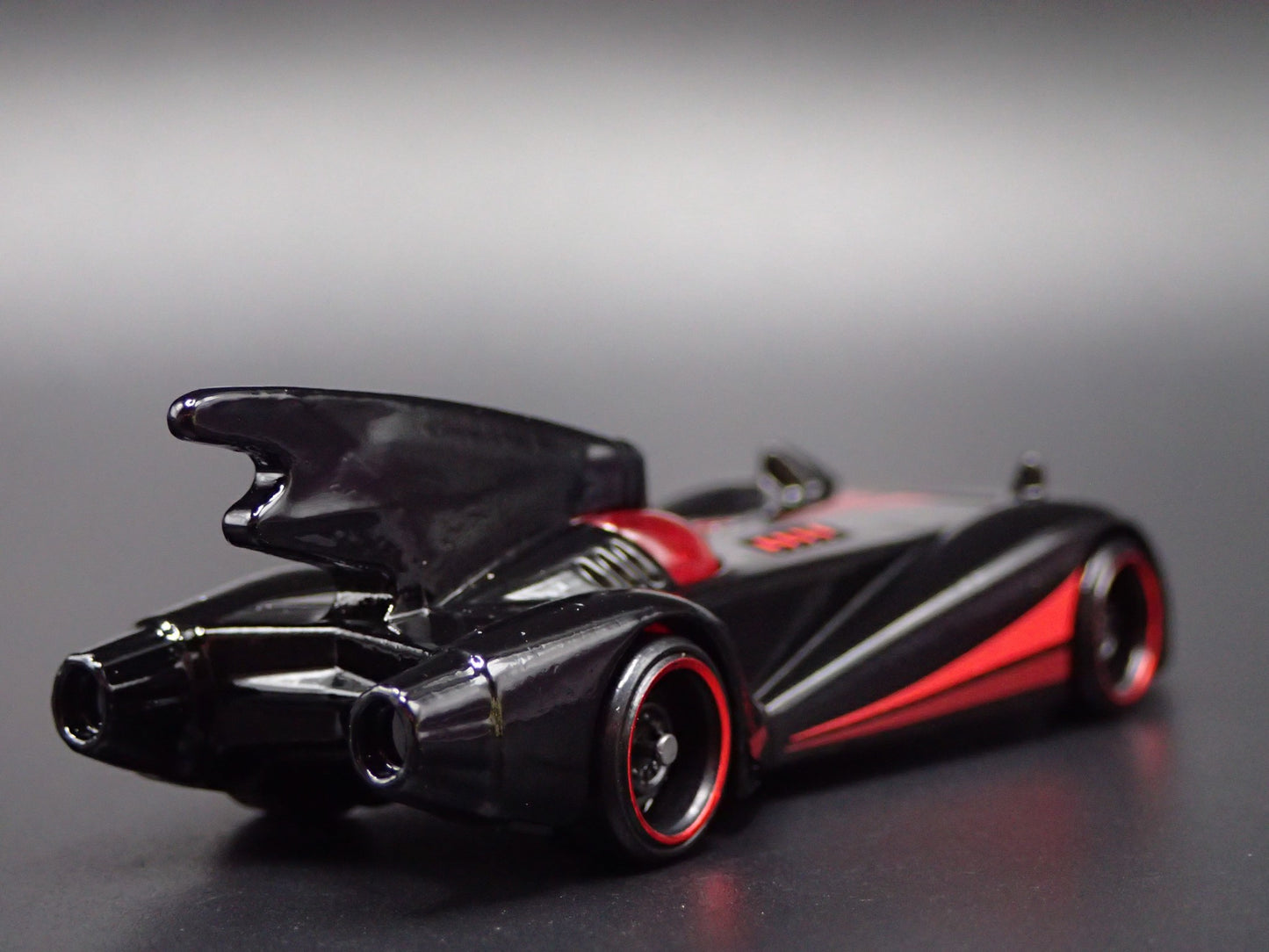 BATMAN THE BRAVE AND THE BOLD BATMOBILE 1:64 SCALE DIORAMA DIECAST MODEL CAR