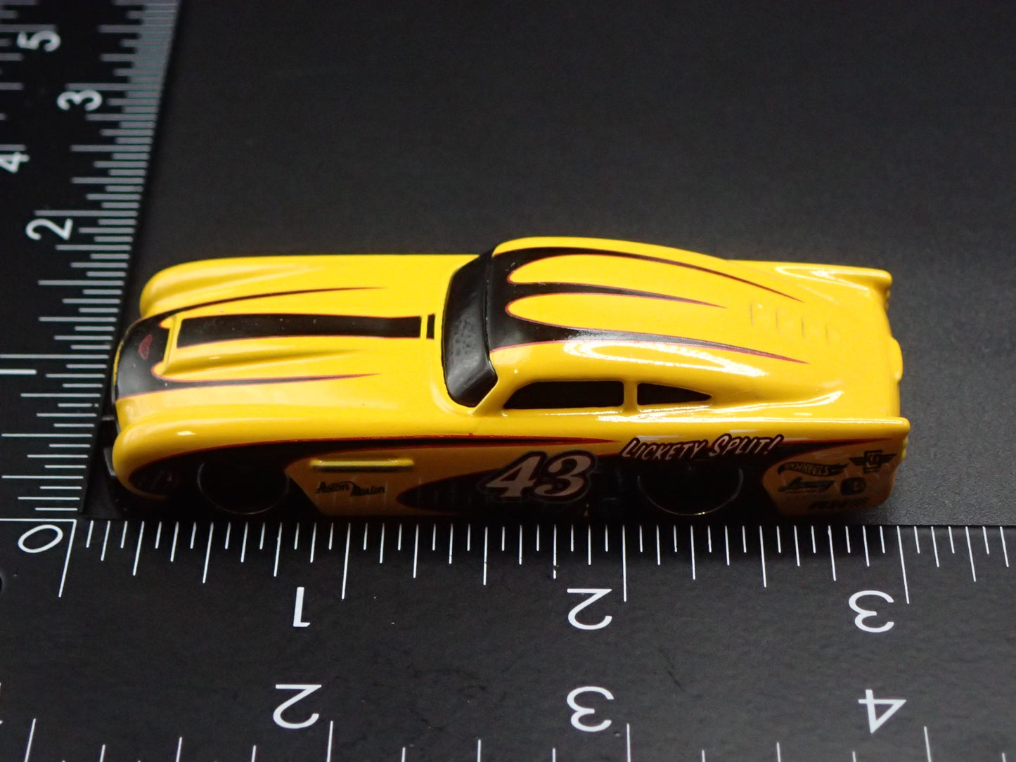 1958-1963 ASTON MARTIN DB4GT 1/64 SCALE COLLECTIBLE DIORAMA DIECAST MODEL CAR
