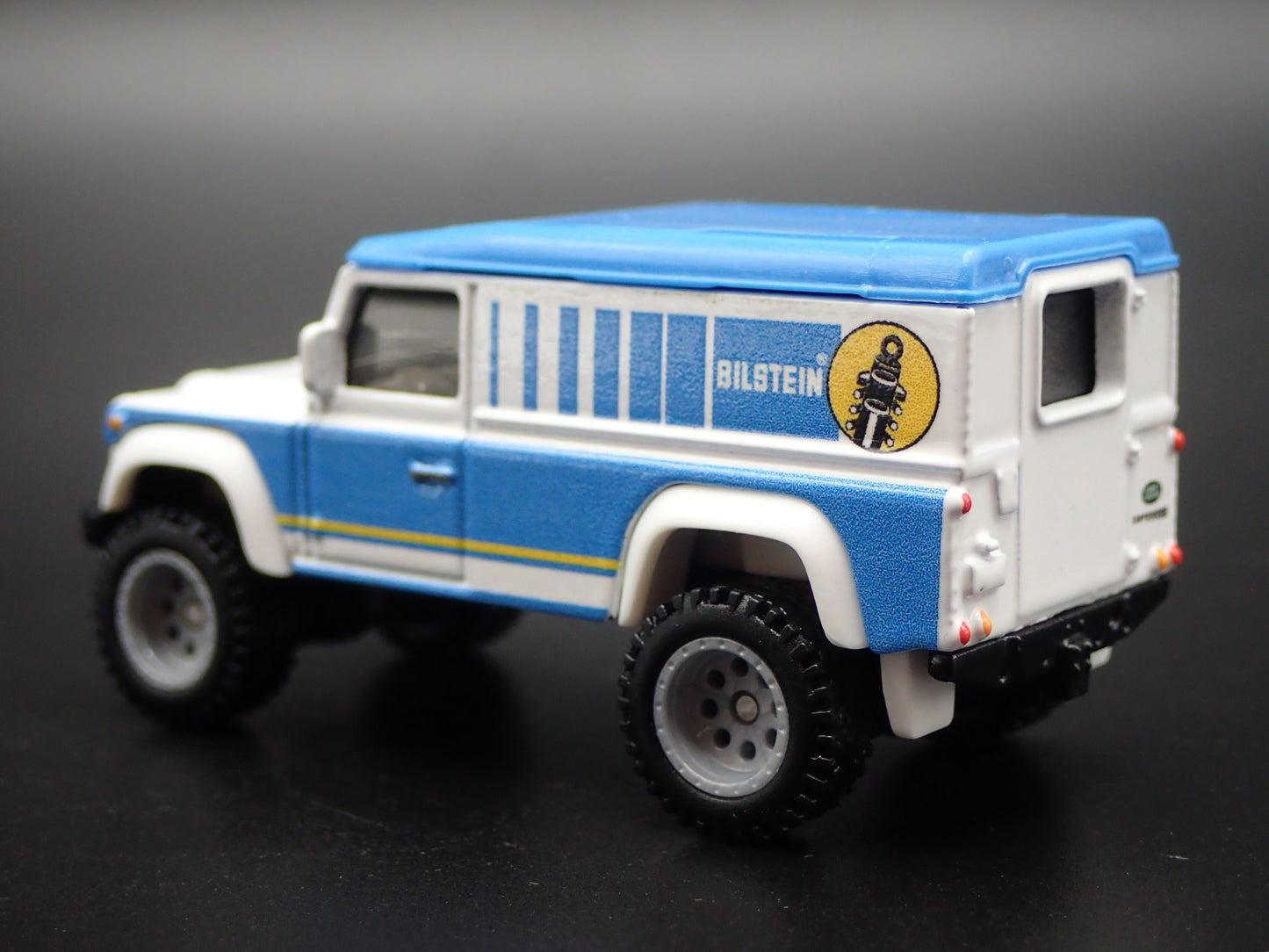 LAND ROVER DEFENDER 110 HARD TOP BILSTEIN 1/64 SCALE DIORAMA DIECAST MODEL CAR