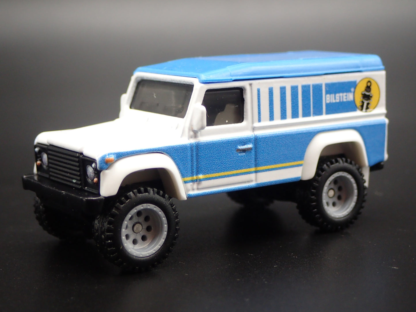 LAND ROVER DEFENDER 110 HARD TOP BILSTEIN 1/64 SCALE DIORAMA DIECAST MODEL CAR