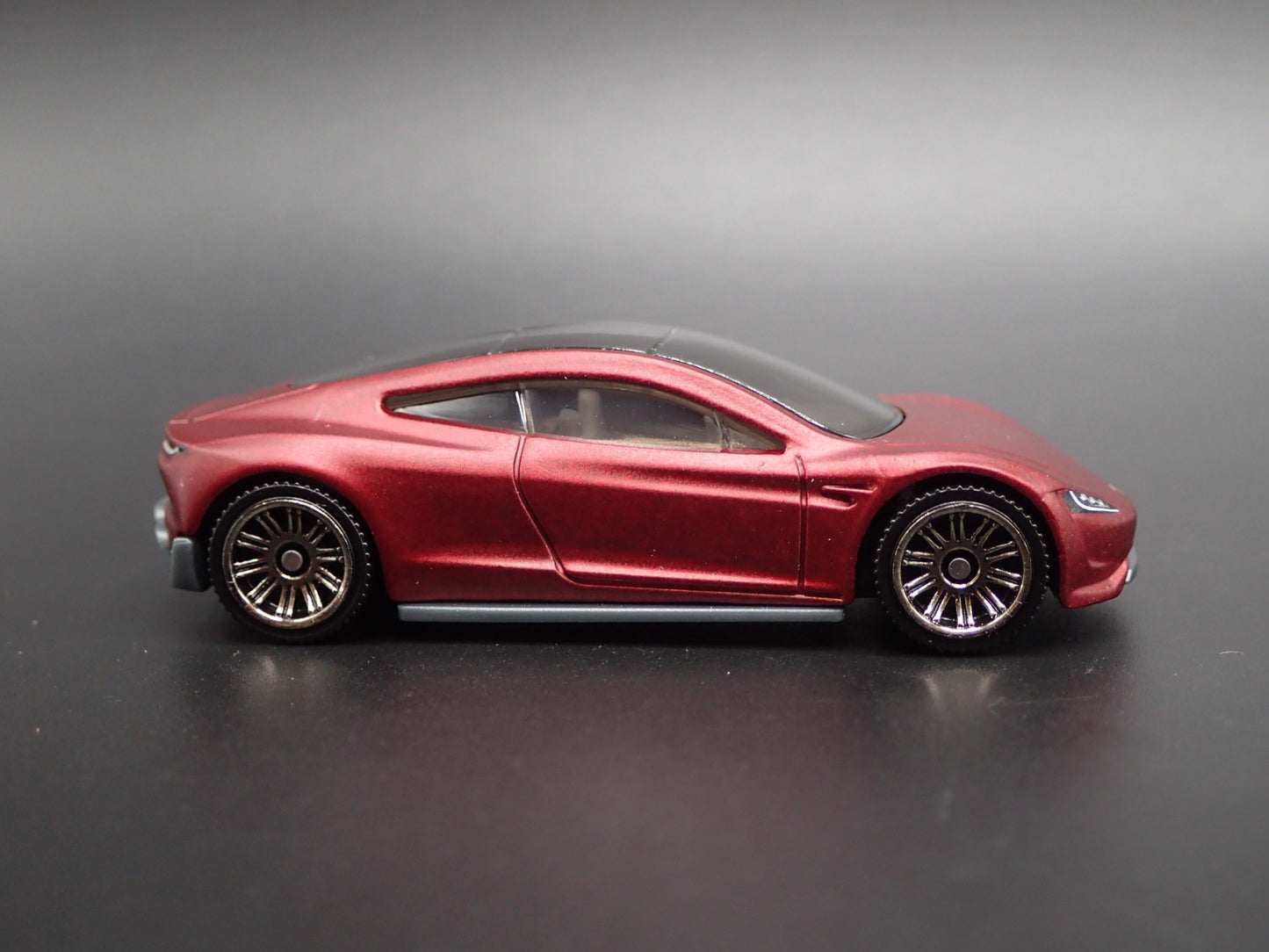 TESLA ROADSTER CONCEPT RED 1:64 SCALE COLLECTIBLE DIORAMA DIECAST MODEL CAR