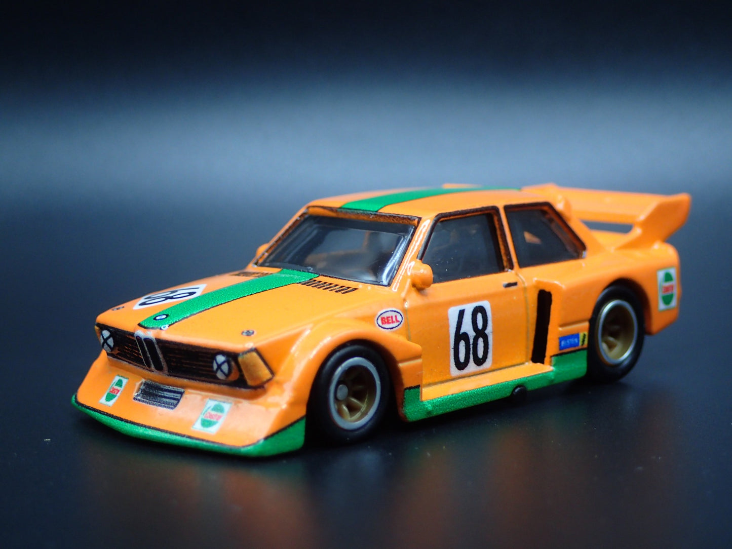 1977-1982 BMW 320 GROUP 5 RACE CAR ORANGE 1:64 SCALE DIORAMA DIECAST MODEL CAR
