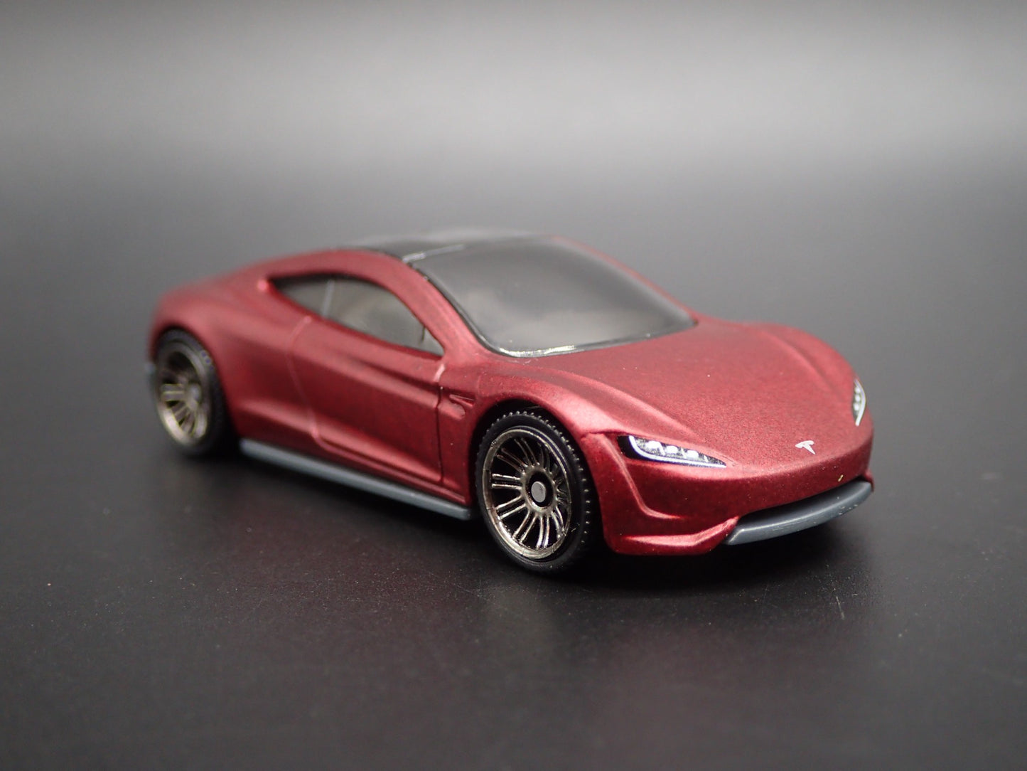TESLA ROADSTER CONCEPT RED 1:64 SCALE COLLECTIBLE DIORAMA DIECAST MODEL CAR
