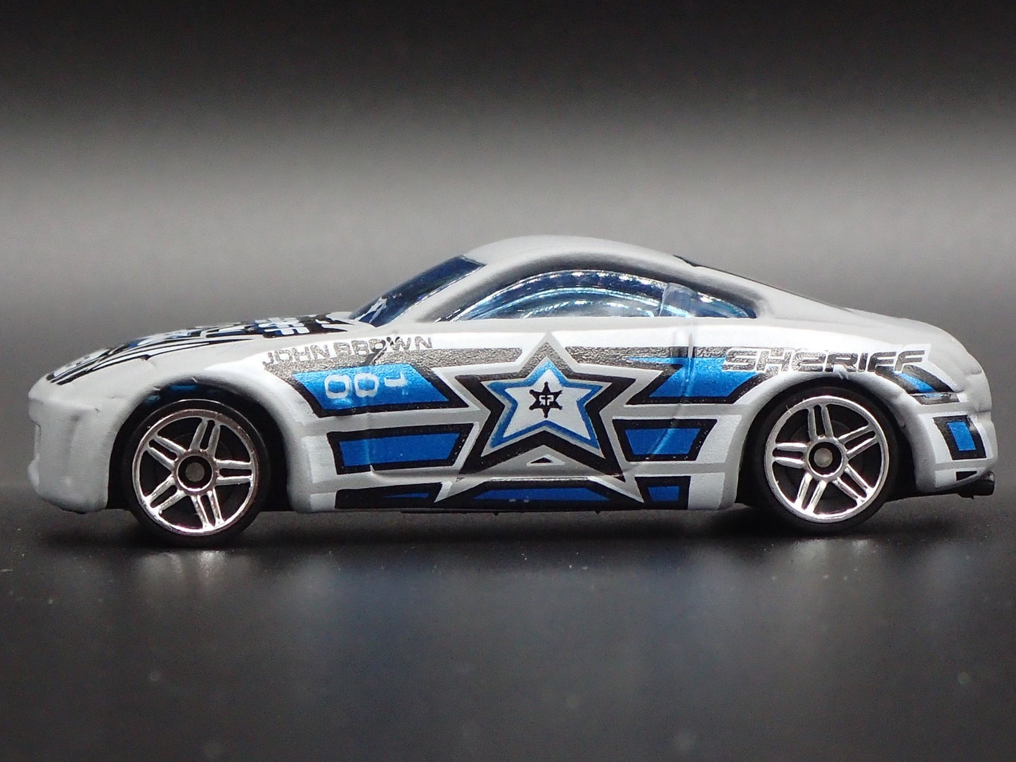 2003-2009 NISSAN 350Z SHERIFF 1:64 SCALE COLLECTIBLE DIORAMA DIECAST MODEL CAR