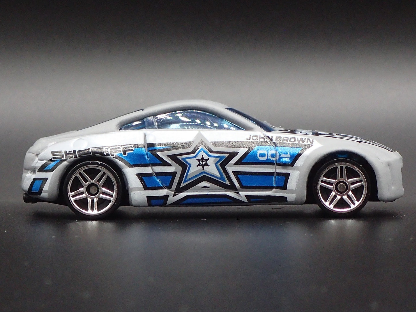 2003-2009 NISSAN 350Z SHERIFF 1:64 SCALE COLLECTIBLE DIORAMA DIECAST MODEL CAR