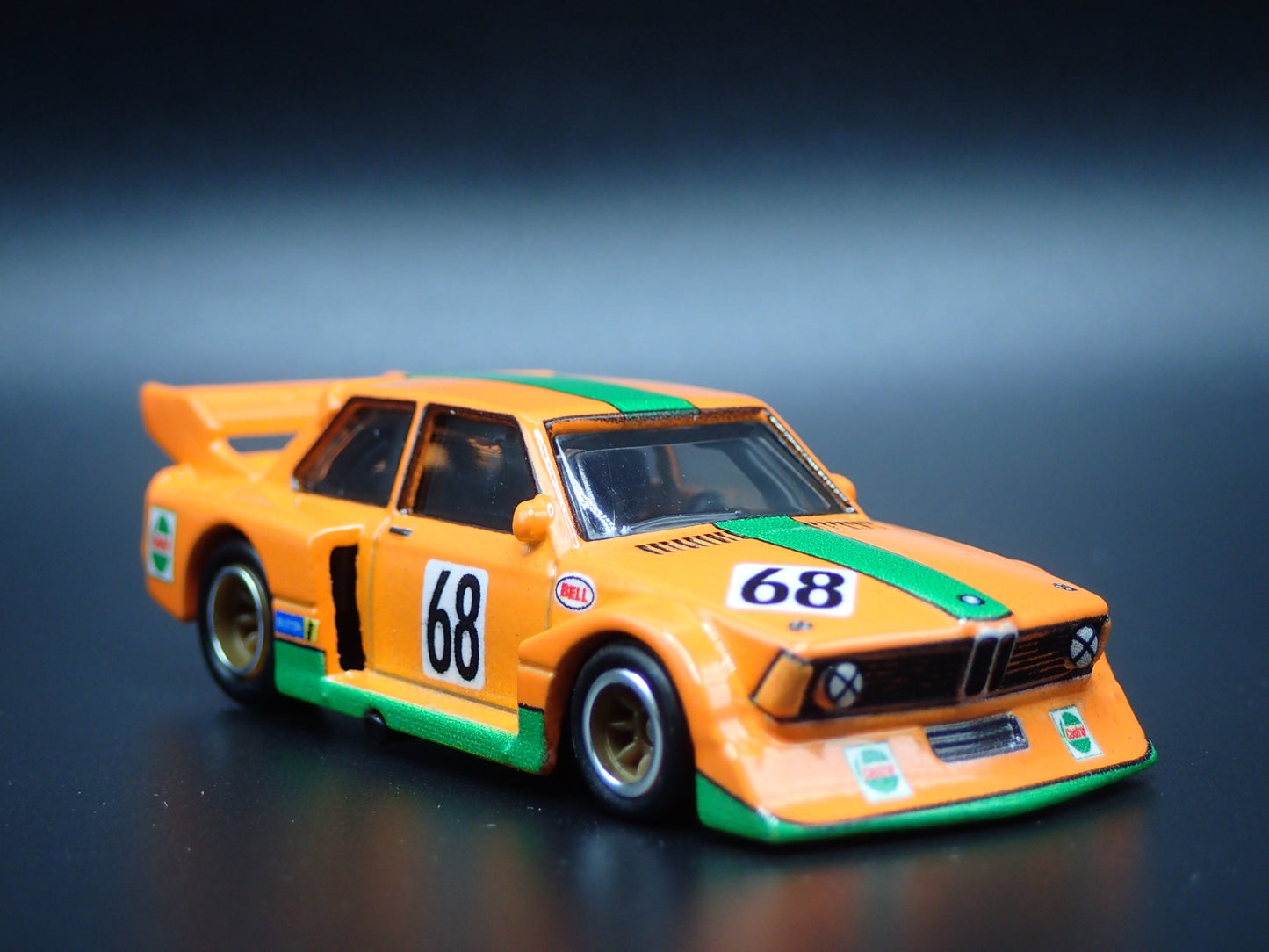 1977-1982 BMW 320 GROUP 5 RACE CAR ORANGE 1:64 SCALE DIORAMA DIECAST MODEL CAR