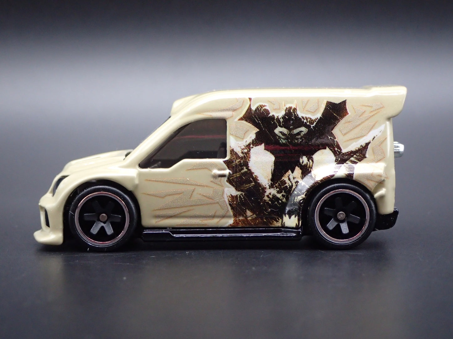 FORD TRANSIT CONNECT VAN BATMAN 1:64 SCALE COLLECTIBLE DIORAMA DIECAST MODEL CAR