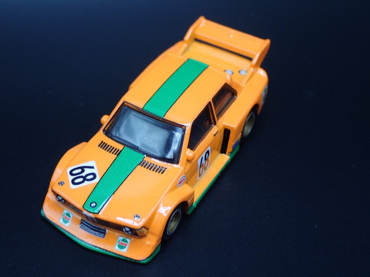 1977-1982 BMW 320 GROUP 5 RACE CAR ORANGE 1:64 SCALE DIORAMA DIECAST MODEL CAR