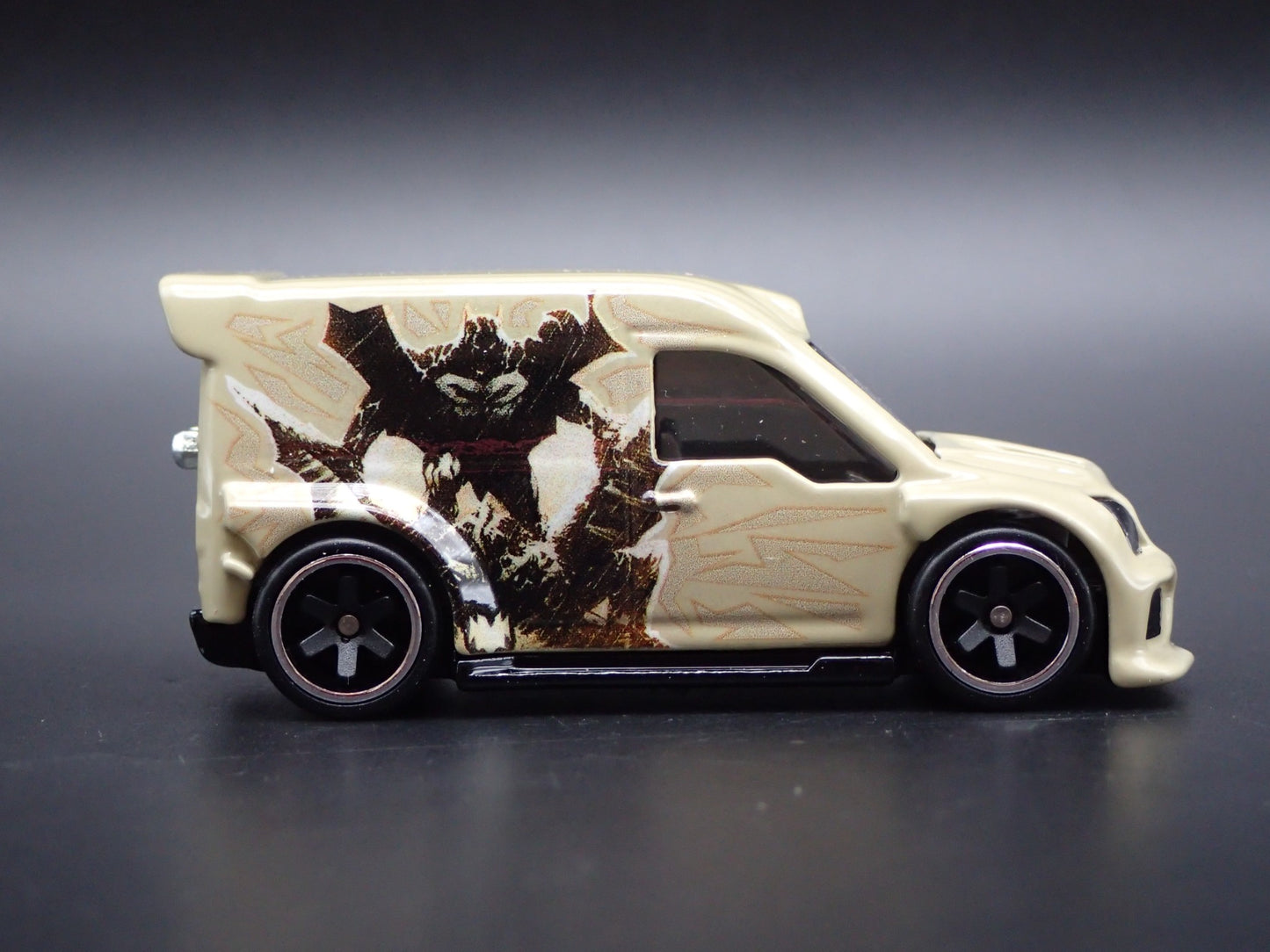 FORD TRANSIT CONNECT VAN BATMAN 1:64 SCALE COLLECTIBLE DIORAMA DIECAST MODEL CAR