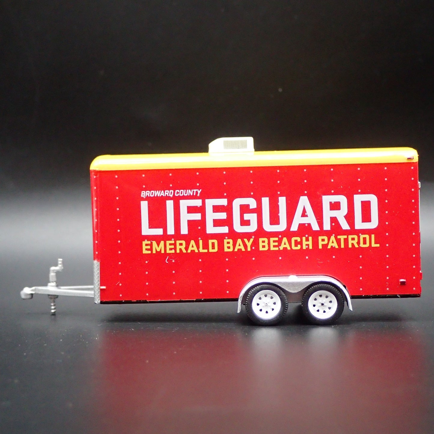 LIFEGUARD ENCLOSED CAR TOY HAULER TRAILER OPENING DOOR 1:64 SCALE DIORAMA MODEL