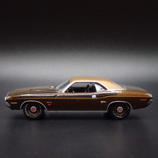 1971 71 DODGE CHALLENGER RT 1/64 SCALE COLLECTIBLE DIORAMA DIECAST MODEL CAR