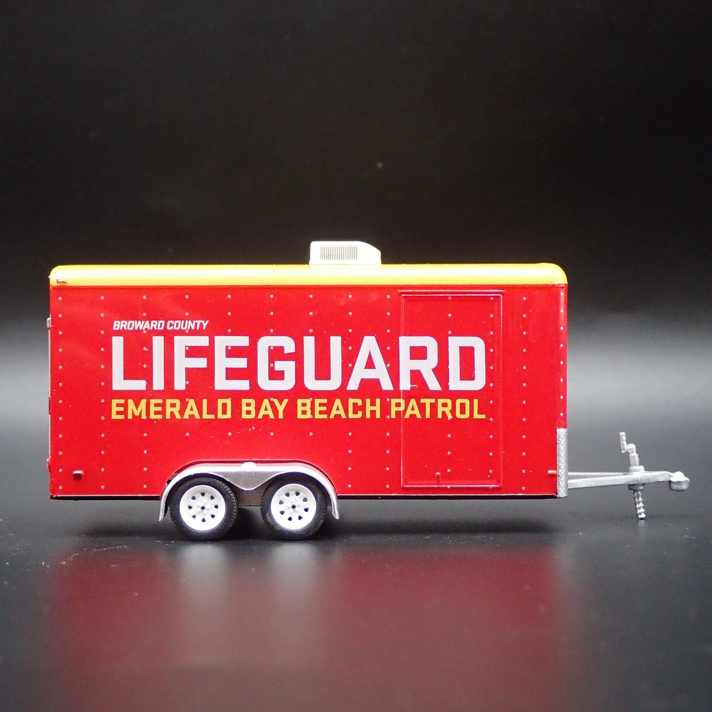LIFEGUARD ENCLOSED CAR TOY HAULER TRAILER OPENING DOOR 1:64 SCALE DIORAMA MODEL