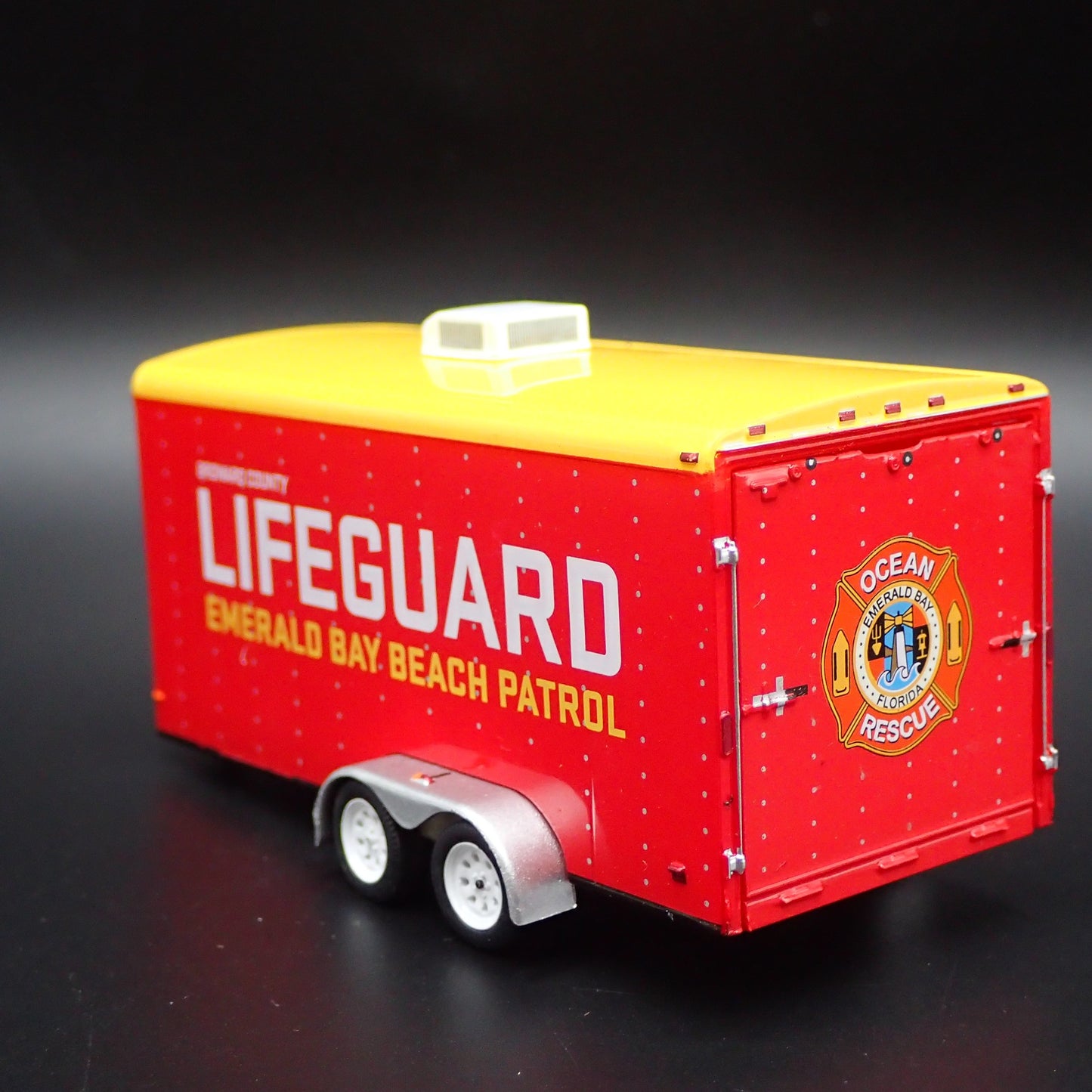 LIFEGUARD ENCLOSED CAR TOY HAULER TRAILER OPENING DOOR 1:64 SCALE DIORAMA MODEL