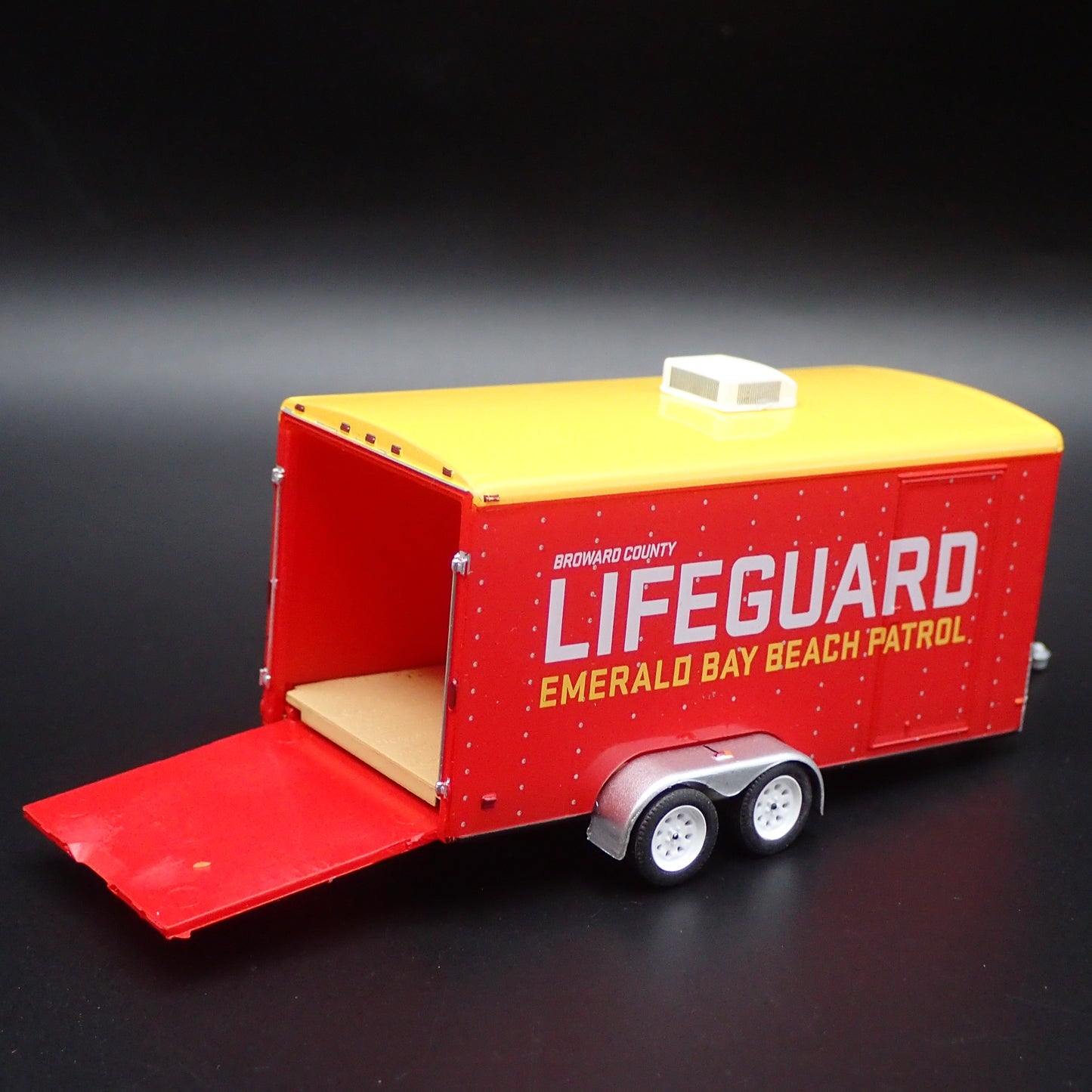 LIFEGUARD ENCLOSED CAR TOY HAULER TRAILER OPENING DOOR 1:64 SCALE DIORAMA MODEL