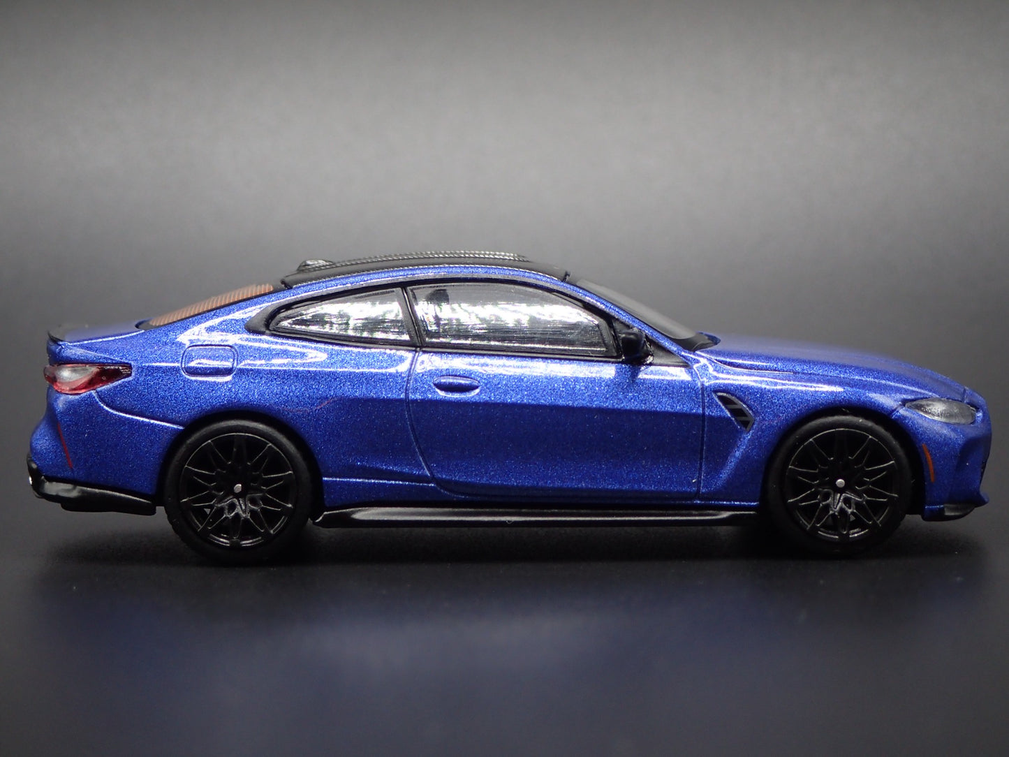 2020-2025 BMW M4 M PERFORMANCE G82 BLUE 1:64 SCALE DIORAMA DIECAST MODEL CAR