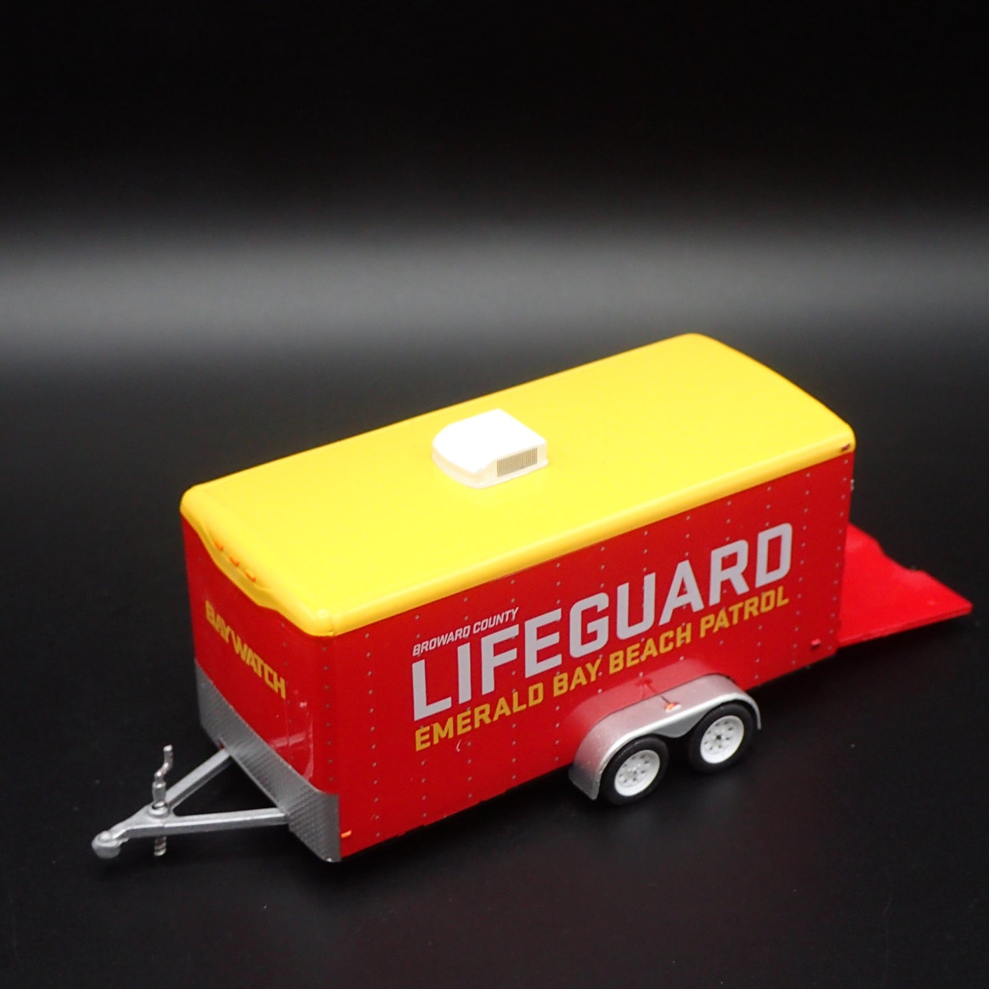 LIFEGUARD ENCLOSED CAR TOY HAULER TRAILER OPENING DOOR 1:64 SCALE DIORAMA MODEL