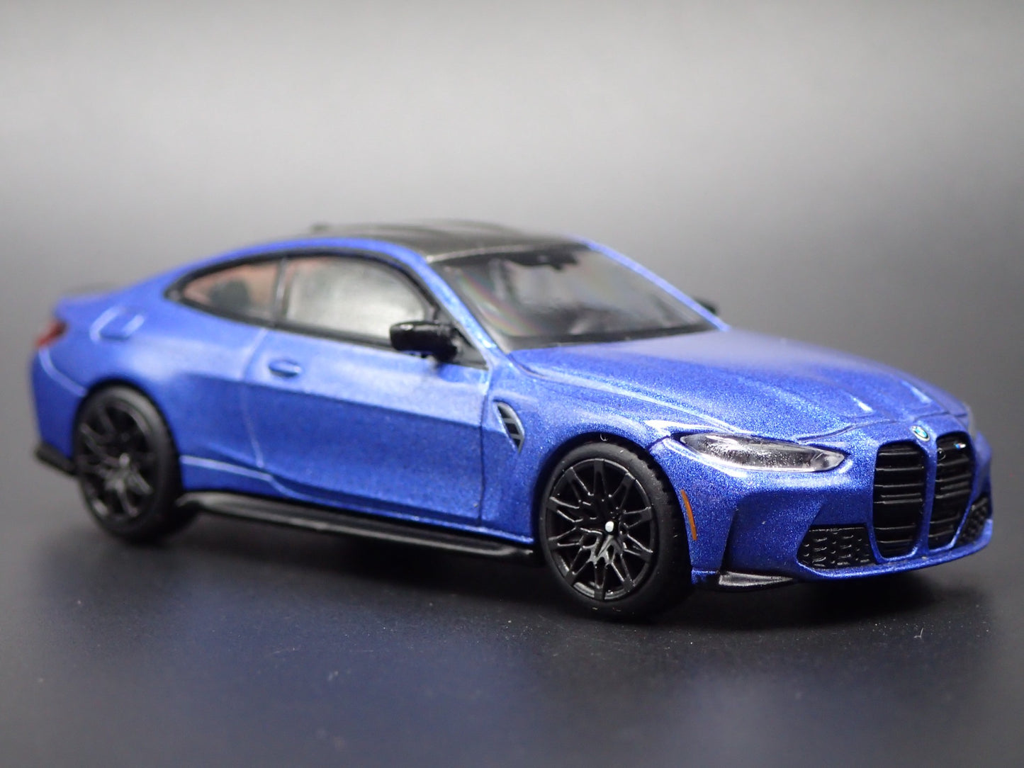2020-2025 BMW M4 M PERFORMANCE G82 BLUE 1:64 SCALE DIORAMA DIECAST MODEL CAR