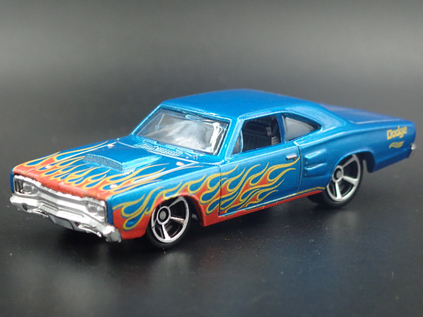 1969 69 DODGE CORONET SUPER BEE BLUE 1:64 SCALE DIORAMA DIECAST MODEL CAR
