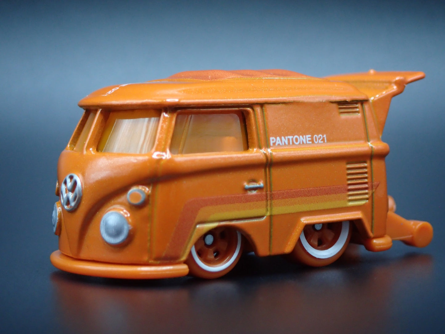VW VOLKSWAGEN KOOL KOMBI MINI BUS VAN ORANGE 1:64 SCALE DIECAST MODEL CAR