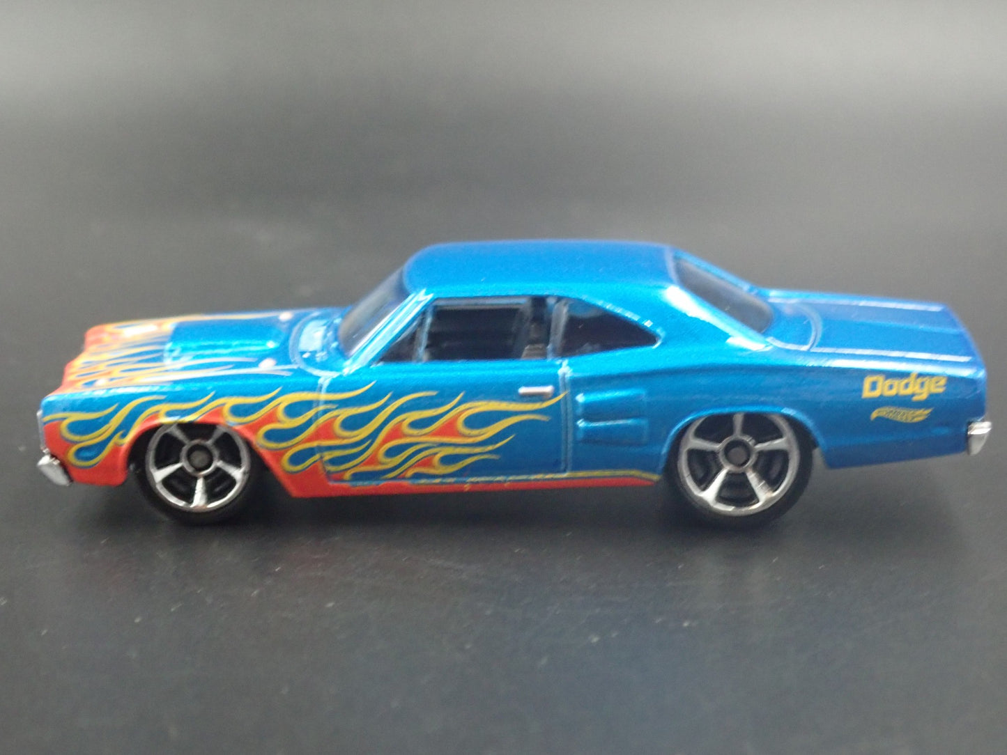 1969 69 DODGE CORONET SUPER BEE BLUE 1:64 SCALE DIORAMA DIECAST MODEL CAR