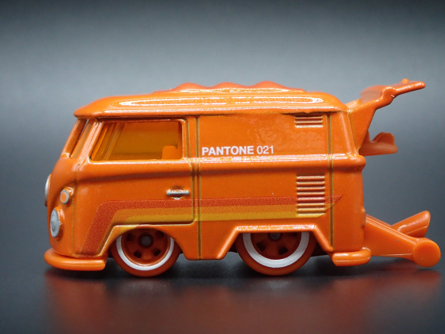 VW VOLKSWAGEN KOOL KOMBI MINI BUS VAN ORANGE 1:64 SCALE DIECAST MODEL CAR