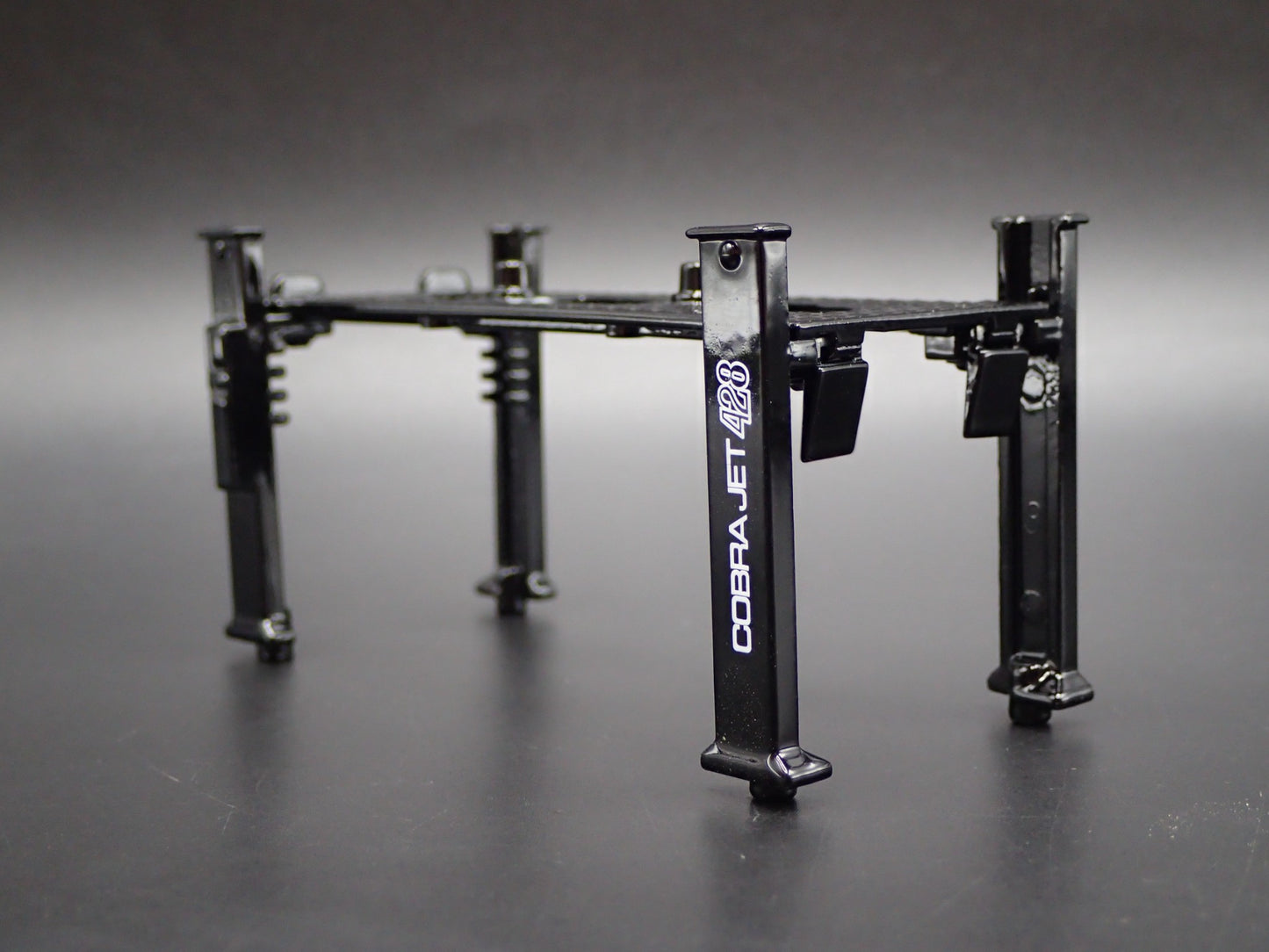 COBRA JET 428 1:64 SCALE AUTO SHOP MECHANIC GARAGE 4 POST CAR LIFT DIECAST MODEL