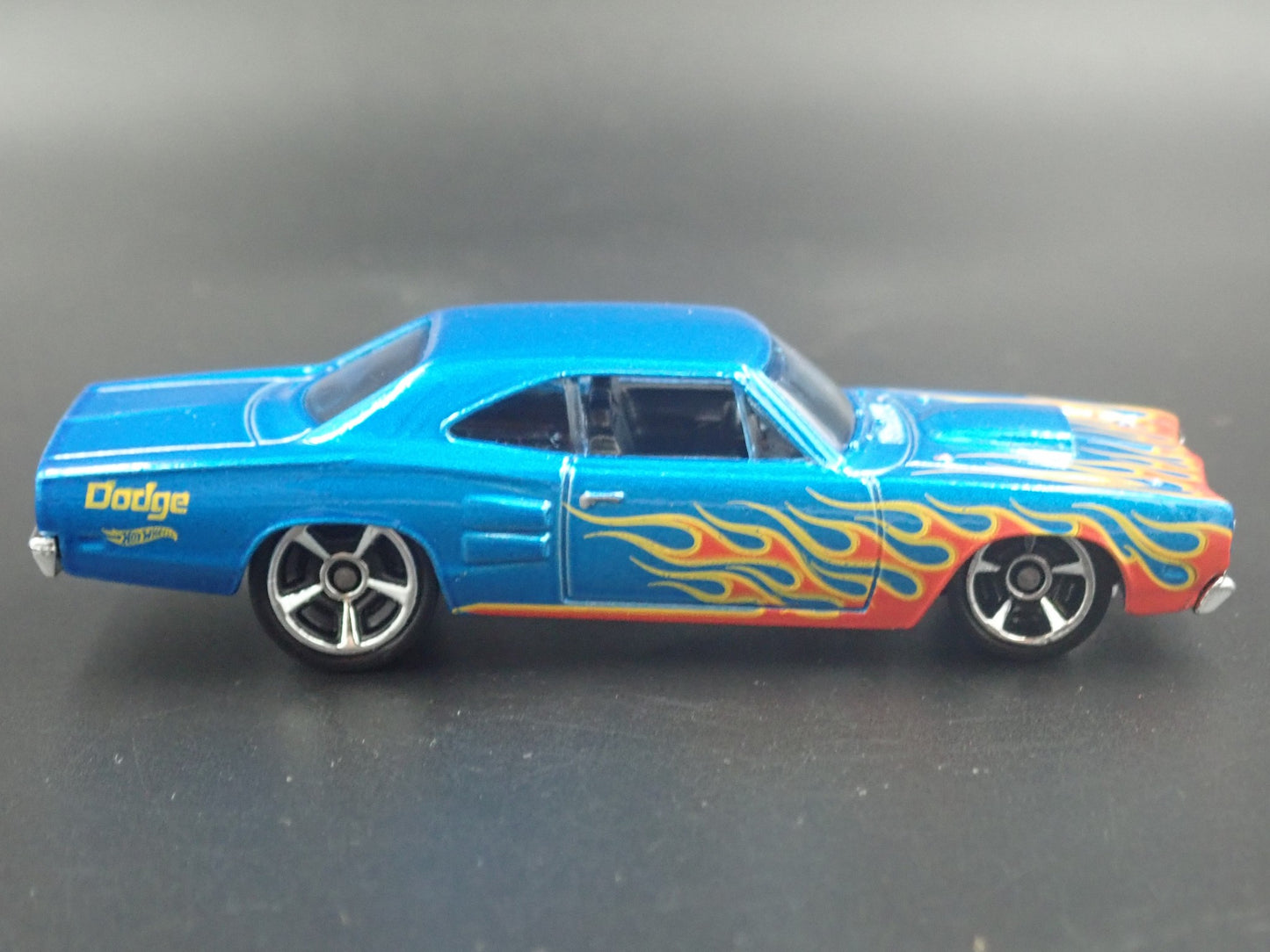 1969 69 DODGE CORONET SUPER BEE BLUE 1:64 SCALE DIORAMA DIECAST MODEL CAR
