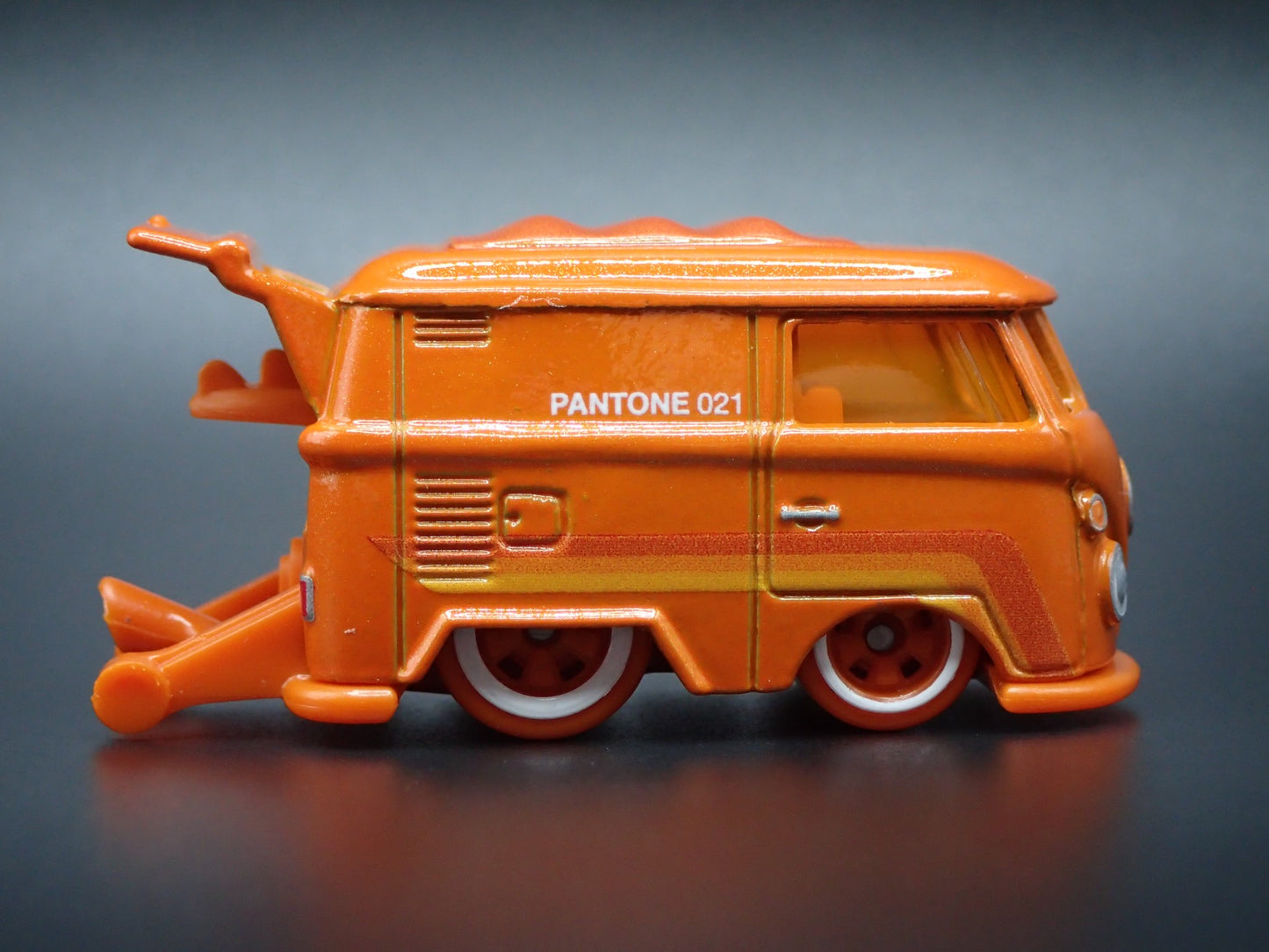VW VOLKSWAGEN KOOL KOMBI MINI BUS VAN ORANGE 1:64 SCALE DIECAST MODEL CAR